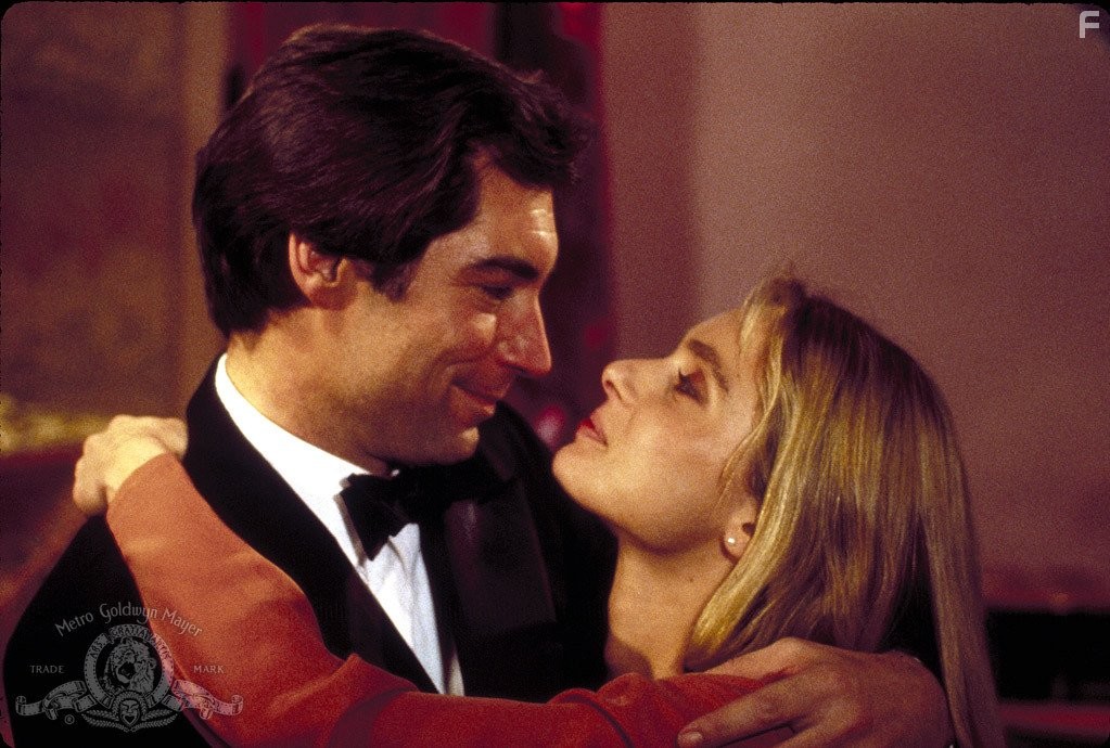 Timothy Dalton and Maryam d'Abo in Искры из глаз (1987)