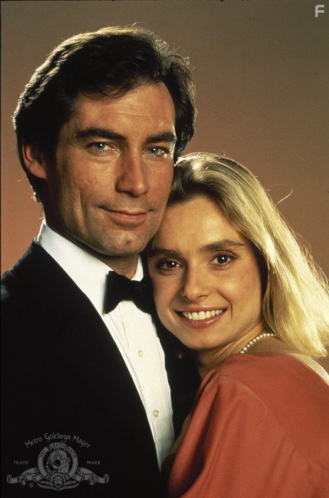 Timothy Dalton and Maryam d'Abo in Искры из глаз (1987)