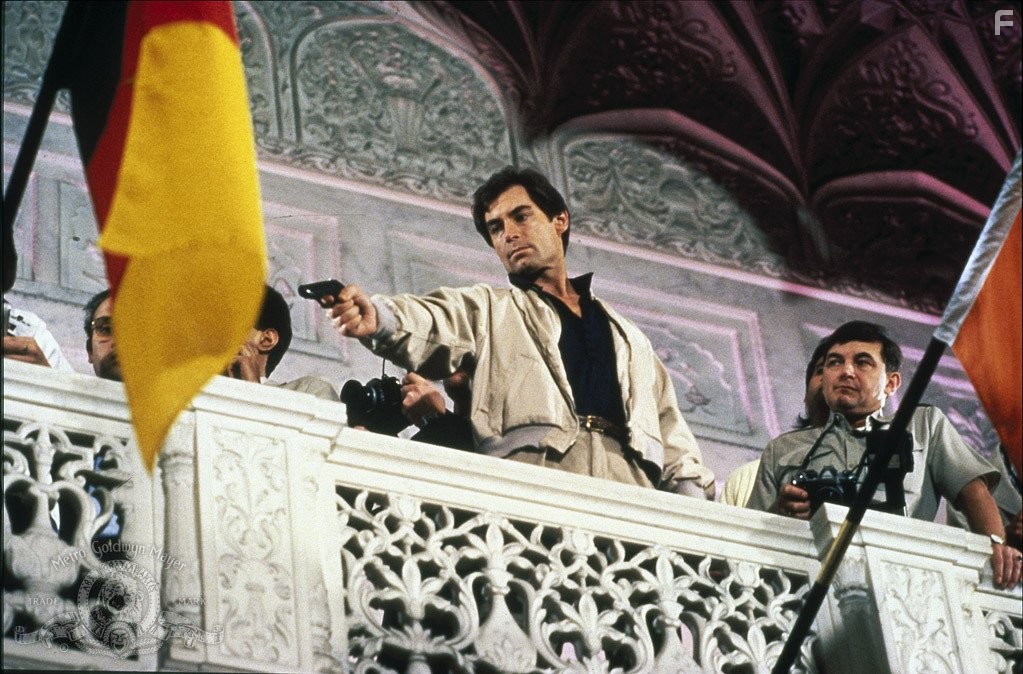 Timothy Dalton in Искры из глаз (1987)
