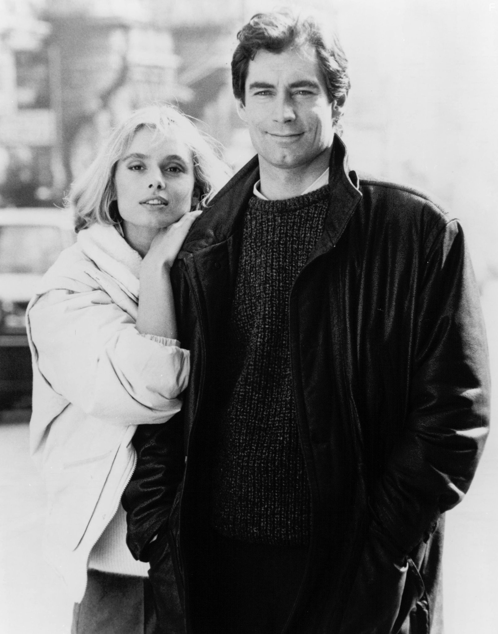 Timothy Dalton and Maryam d'Abo in Искры из глаз (1987)
