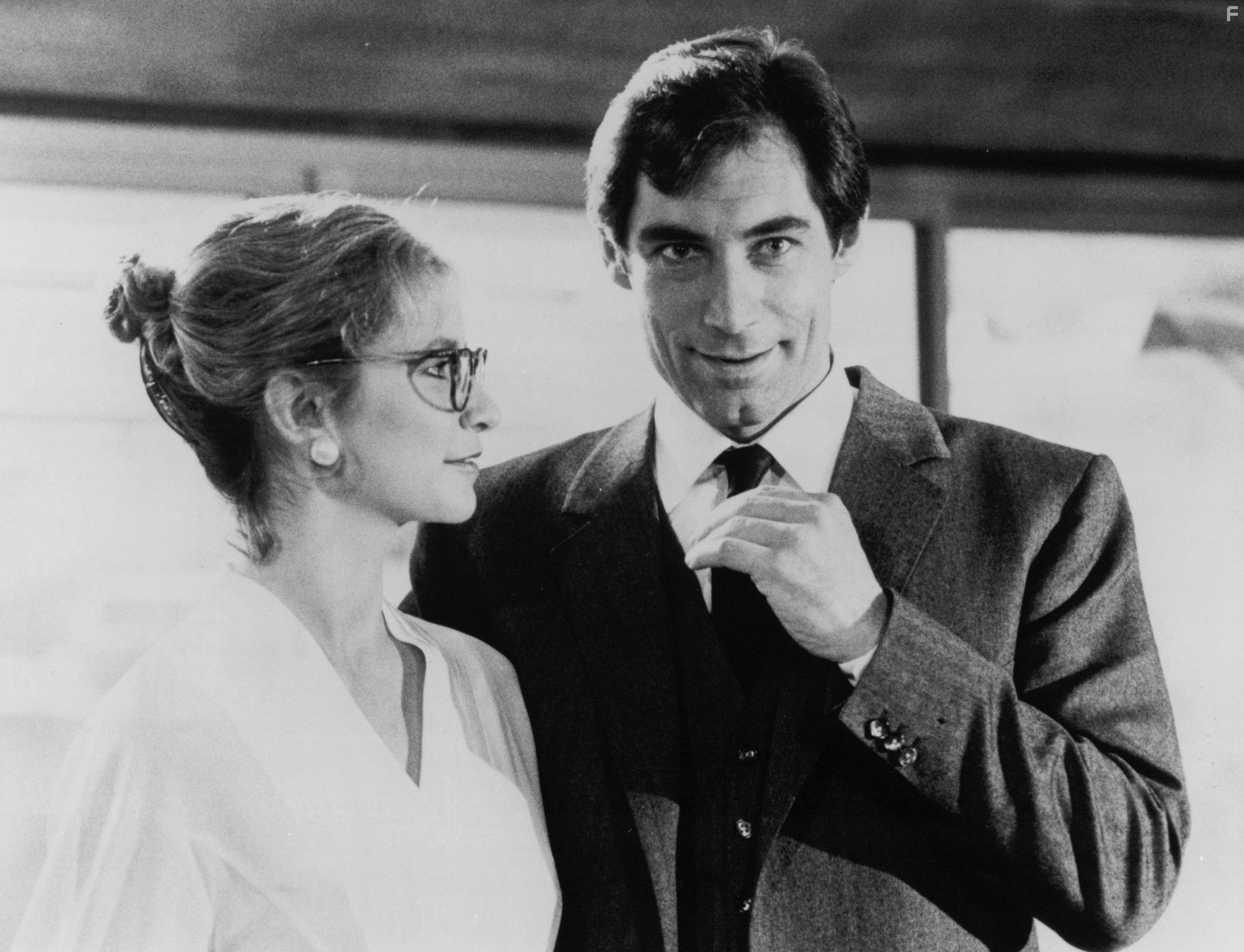 Timothy Dalton and Caroline Bliss in Искры из глаз (1987)