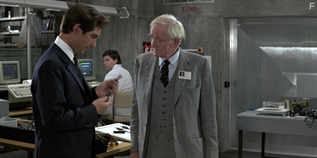 Timothy Dalton and Desmond Llewelyn in Искры из глаз (1987)