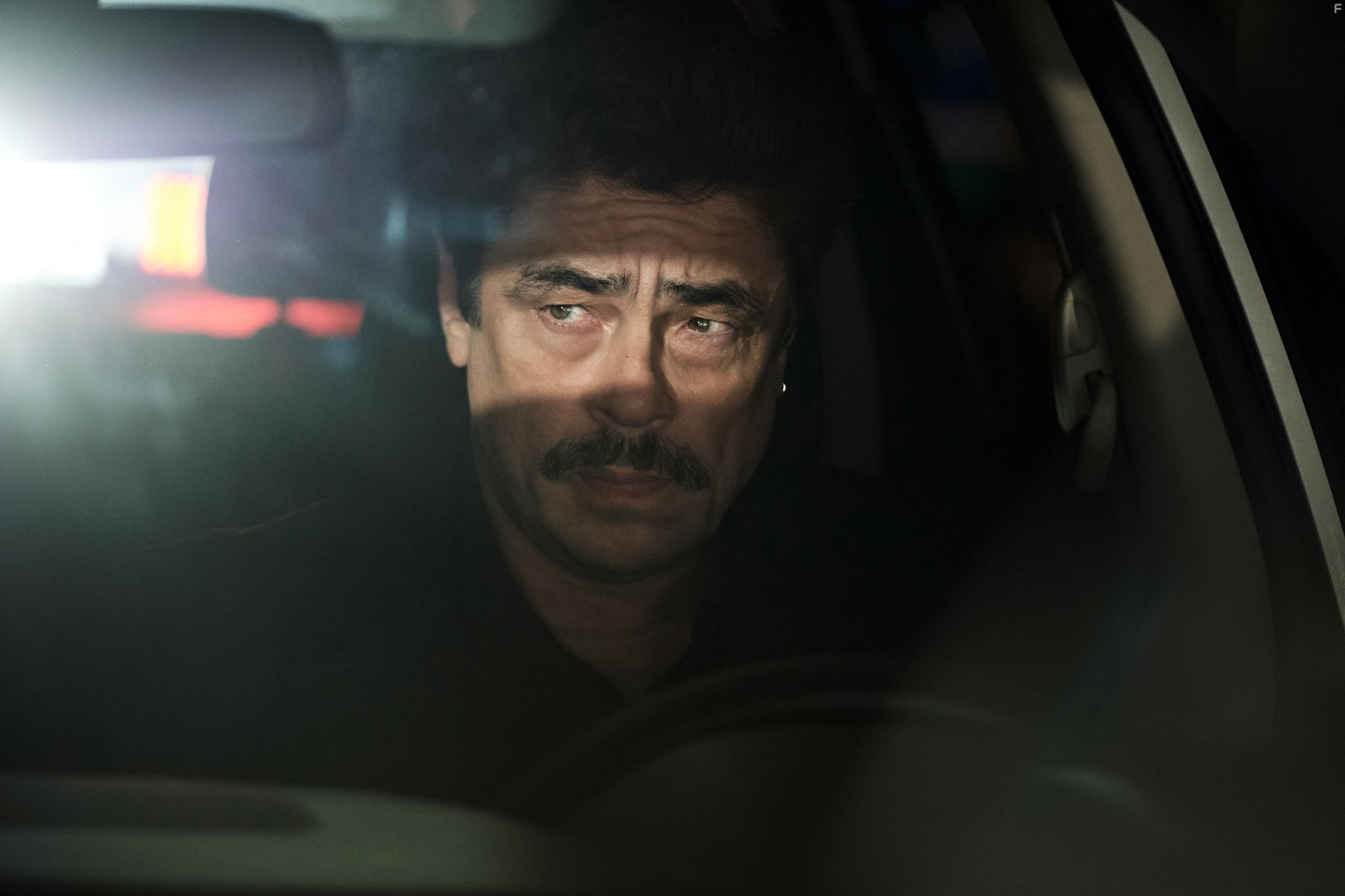 Benicio Del Toro in Reptile (2023)