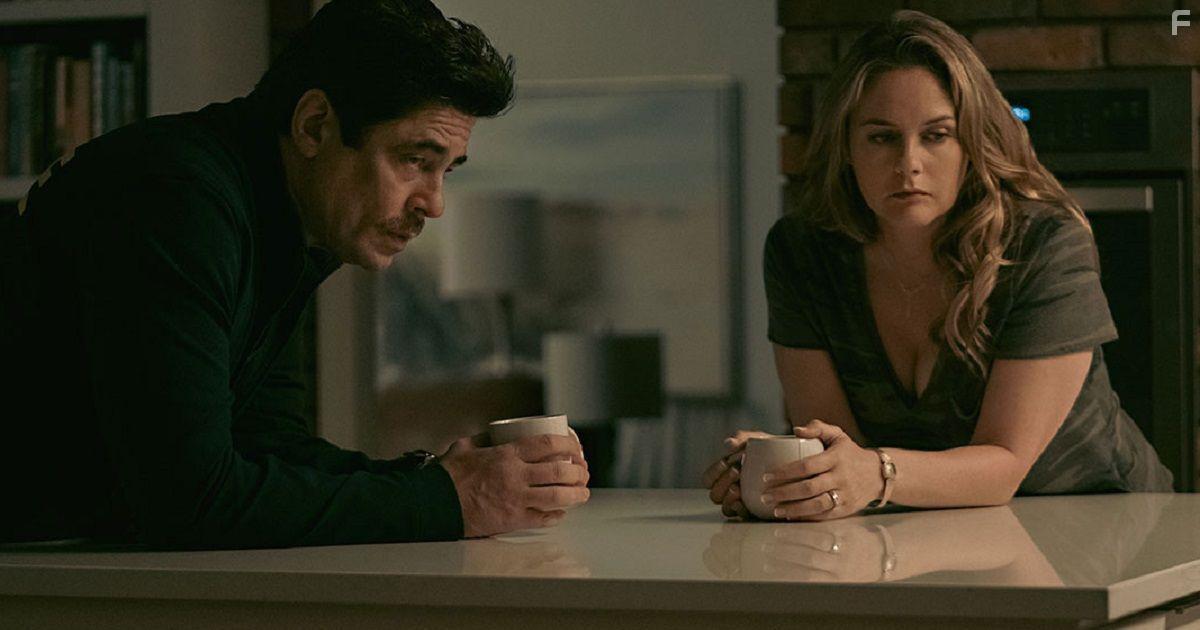 Alicia Silverstone and Benicio Del Toro in Reptile (2023)