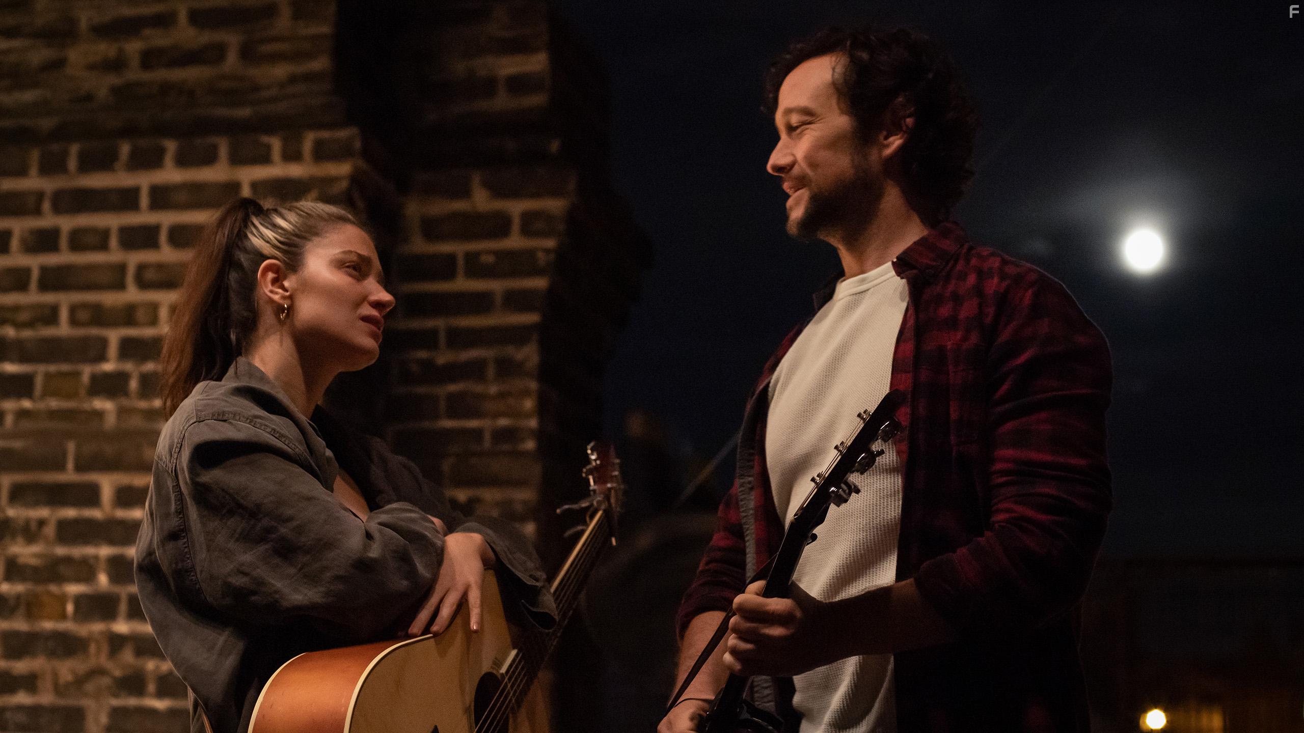 Joseph Gordon-Levitt and Eve Hewson in Flora and Son (2023)