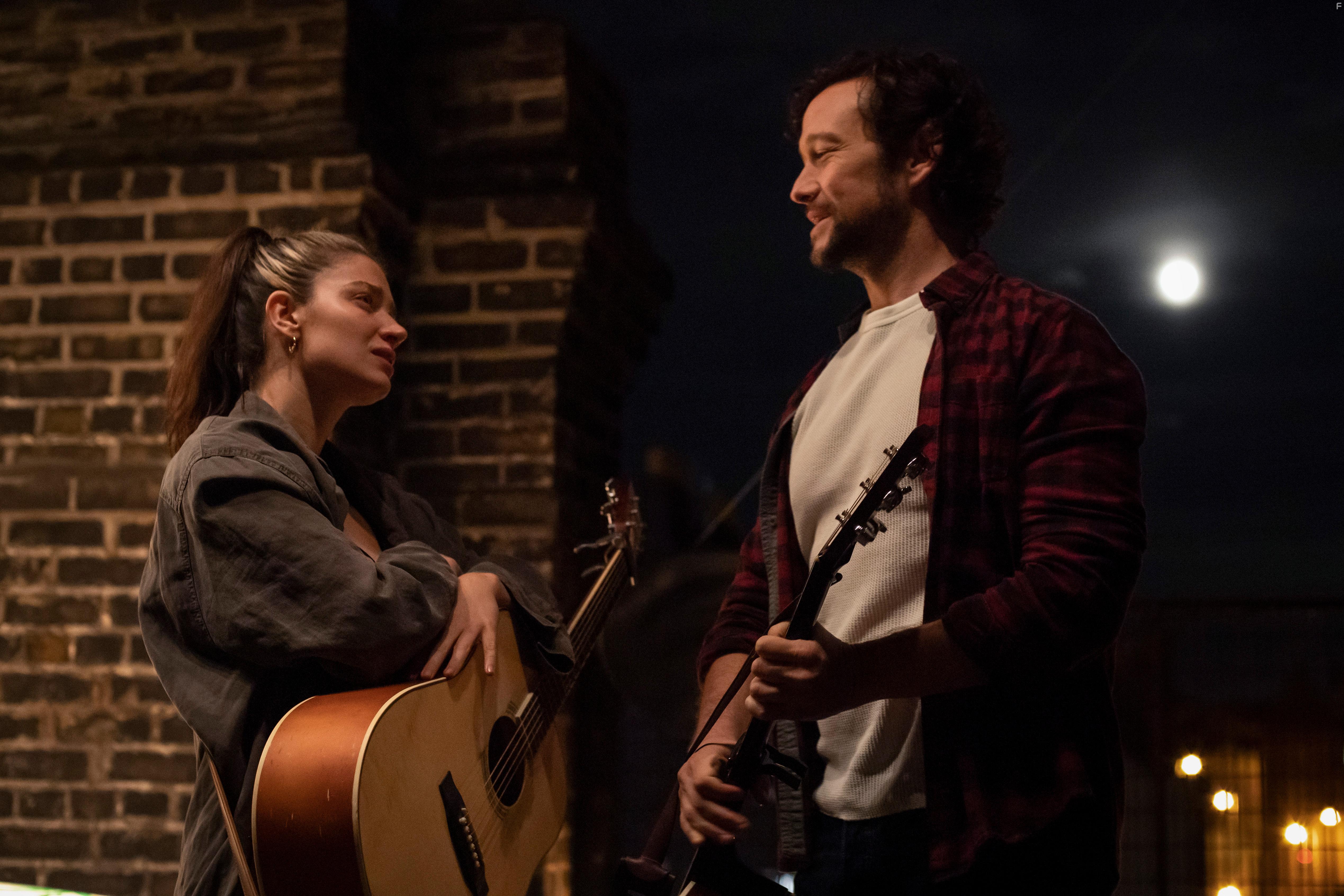 Joseph Gordon-Levitt and Eve Hewson in Flora and Son (2023)
