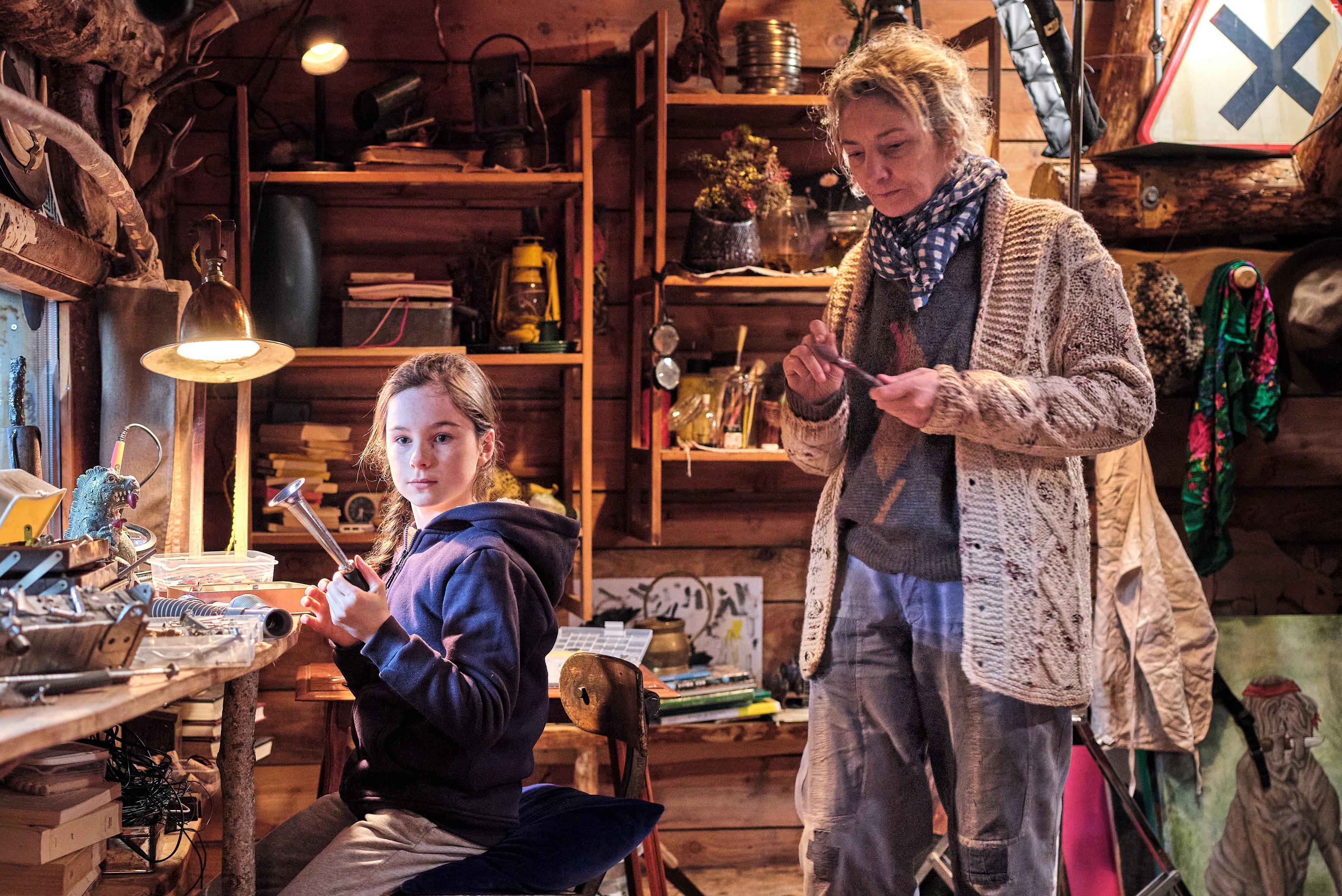 Corinne Masiero and Capucine Sainson-Fabresse in Mon chat et moi, la grande aventure de Rro (2023)