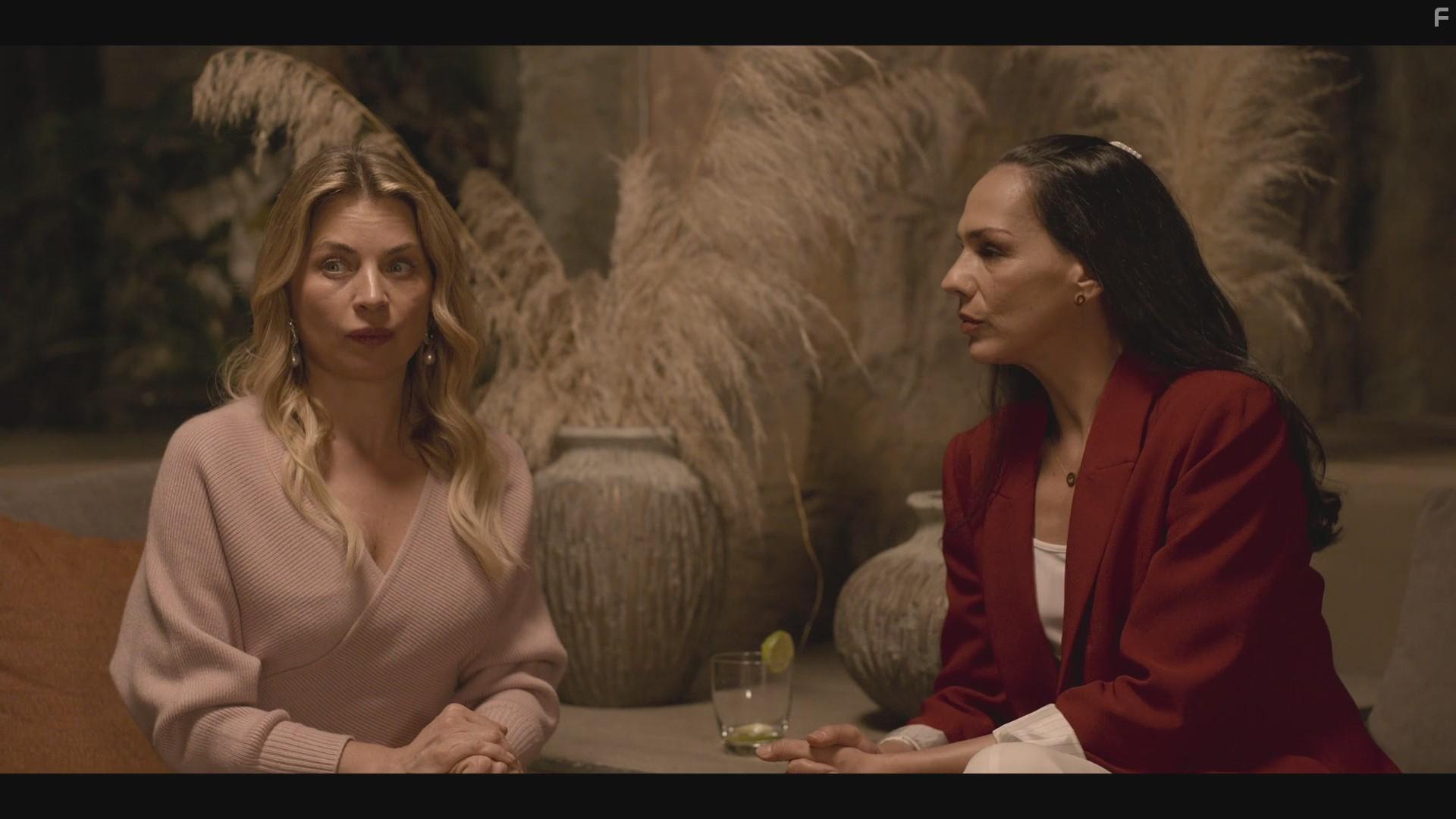 Ludwika Paleta and Karla Rico in Quieres ser mi... hijo? (2023)