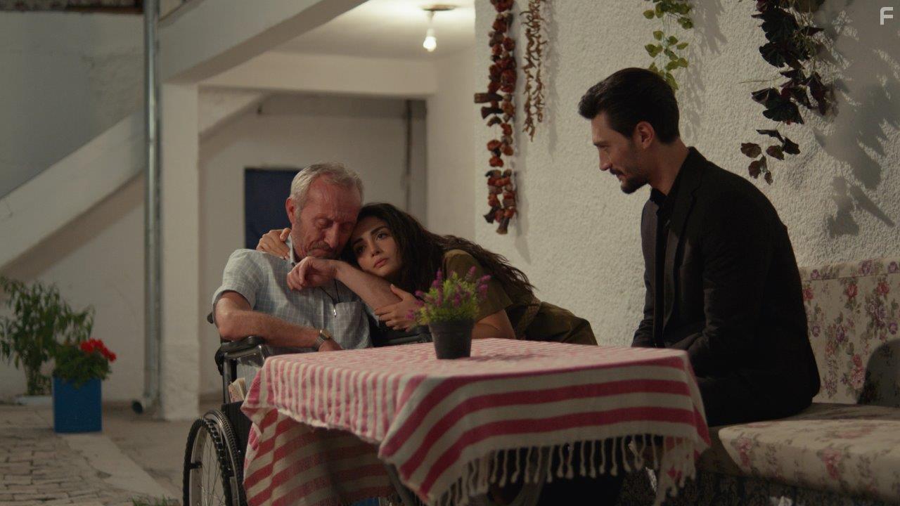 zge Yagiz, Serdar Bordanaci, and Ilhan Sen in Safir (2023)