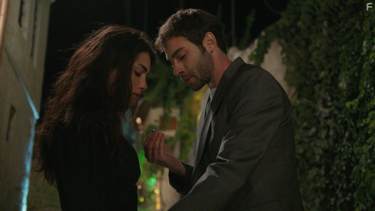 zge Yagiz and Burak Berkay Akgl in Safir (2023)