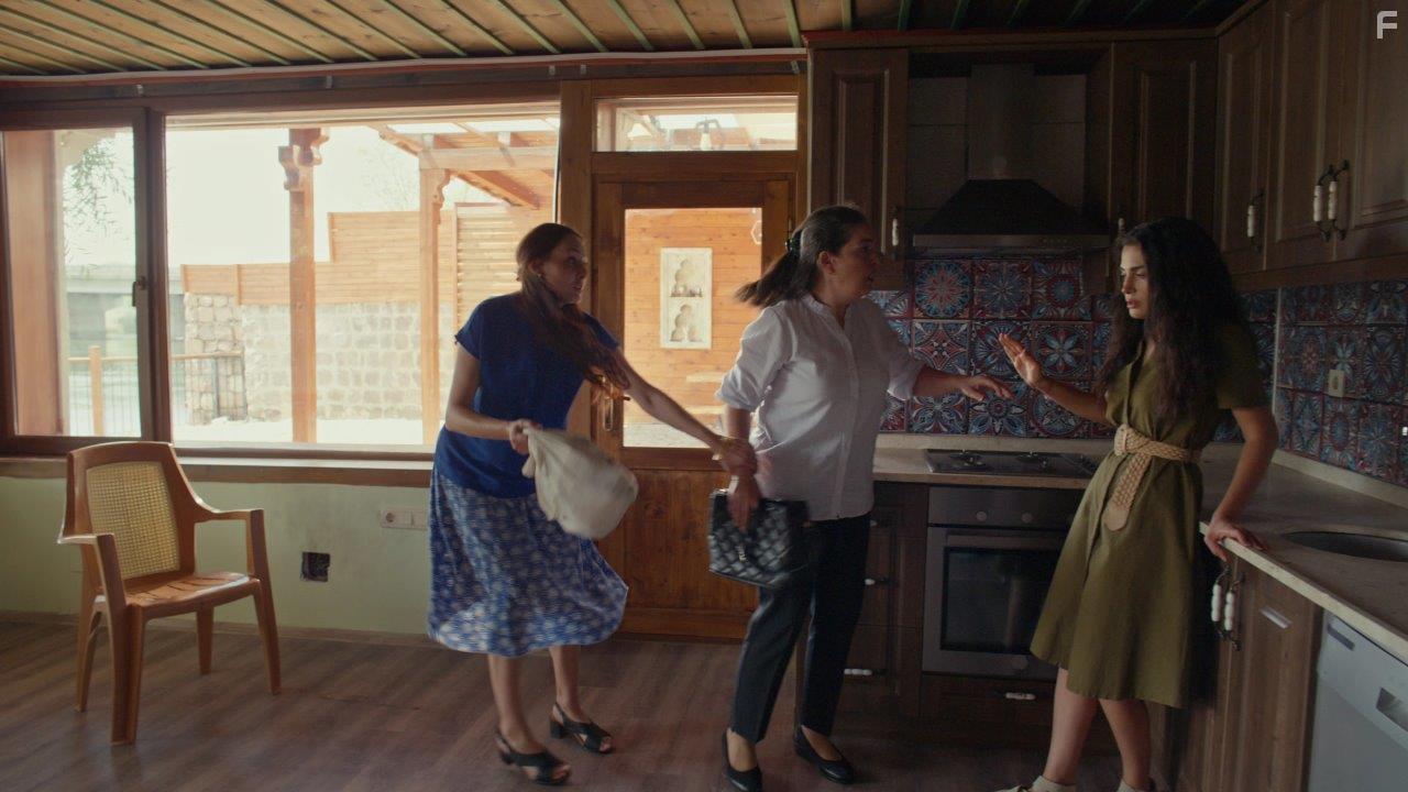 zge Yagiz and Nur Yazar in Safir (2023)