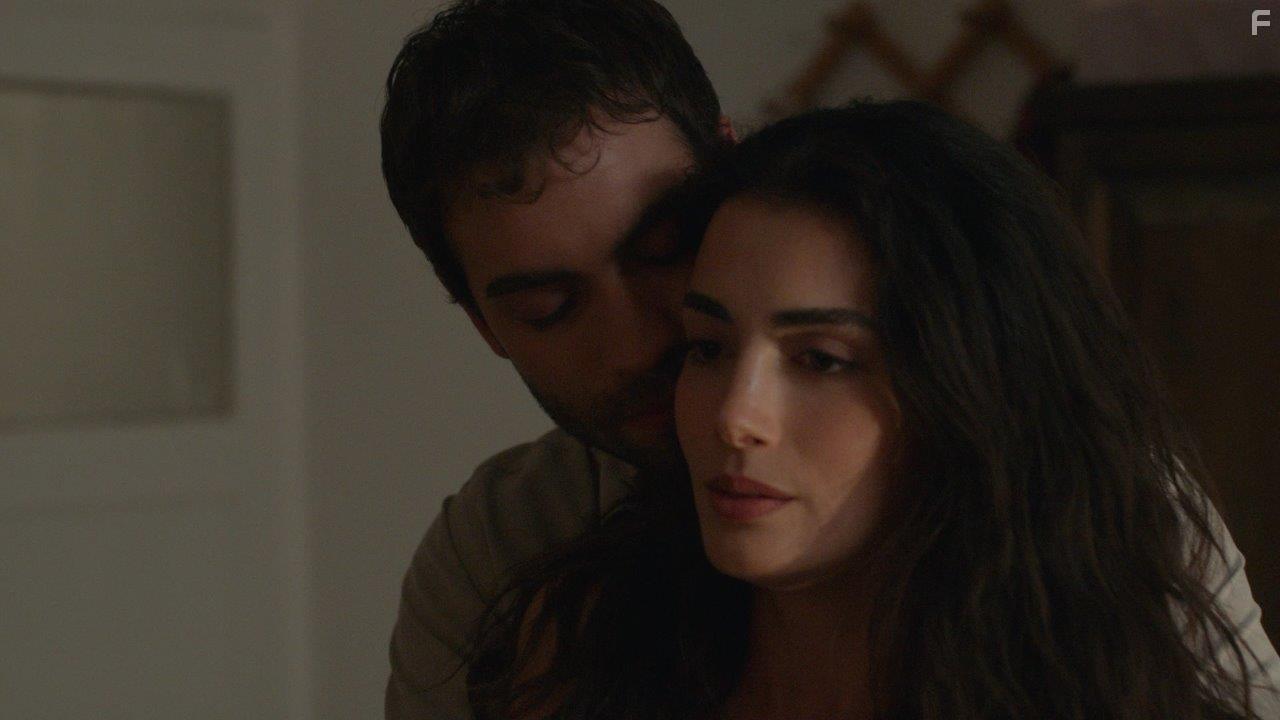 zge Yagiz and Burak Berkay Akgl in Safir (2023)