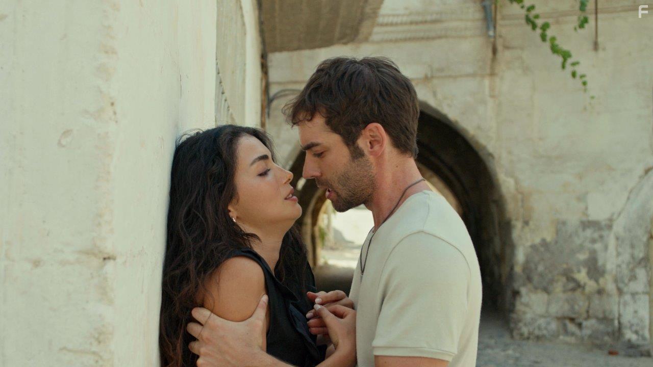 zge Yagiz and Burak Berkay Akgl in Safir (2023)