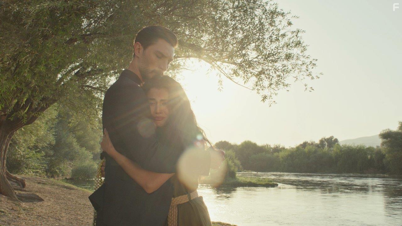 zge Yagiz and Ilhan Sen in Safir (2023)