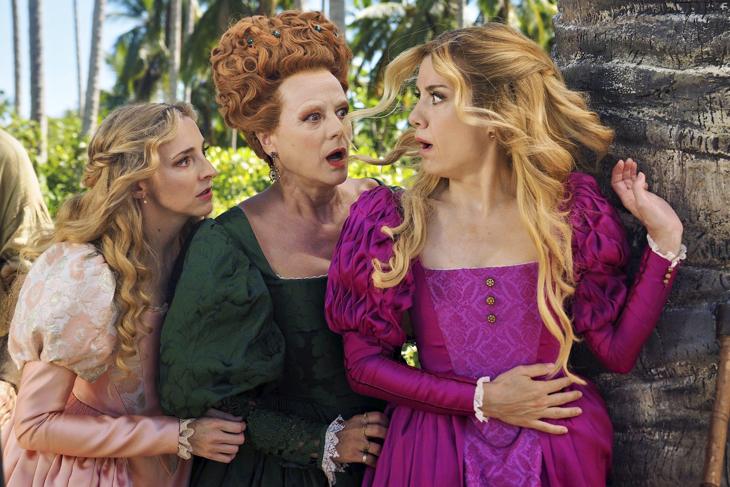 Emma Surez, Alexandra Jimnez, and Anna Moliner in La ternura (2023)