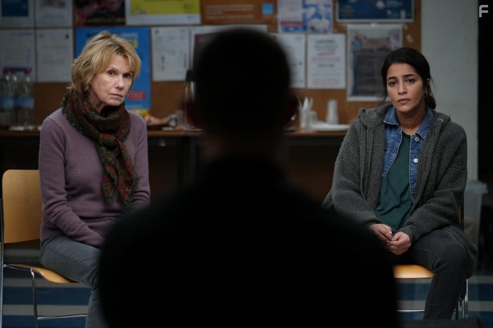 Miou-Miou and Lela Bekhti in Je verrai toujours vos visages (2023)