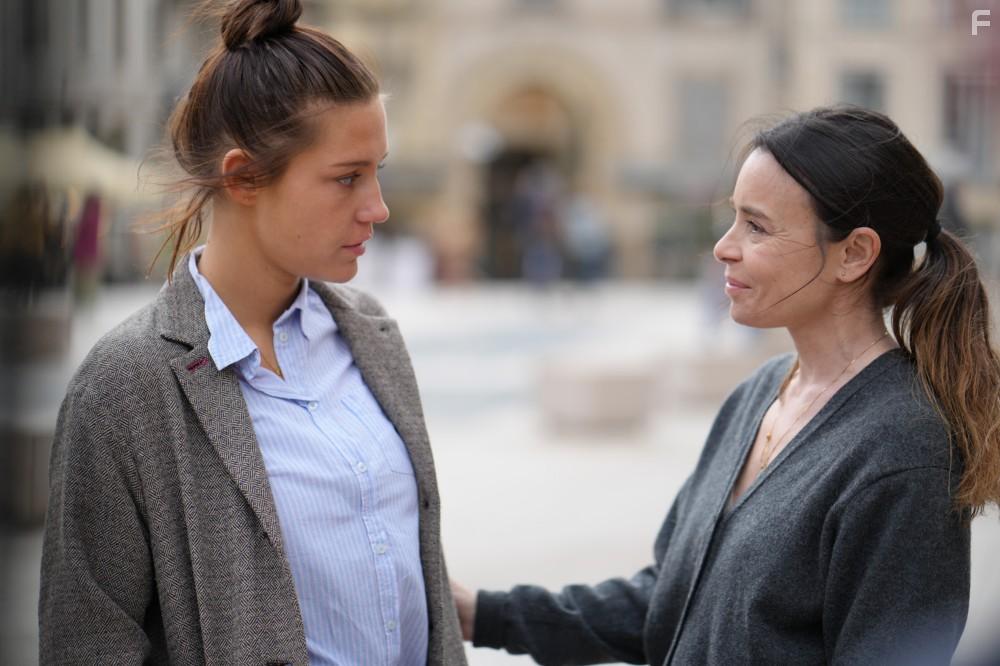 lodie Bouchez and Adle Exarchopoulos in Je verrai toujours vos visages (2023)