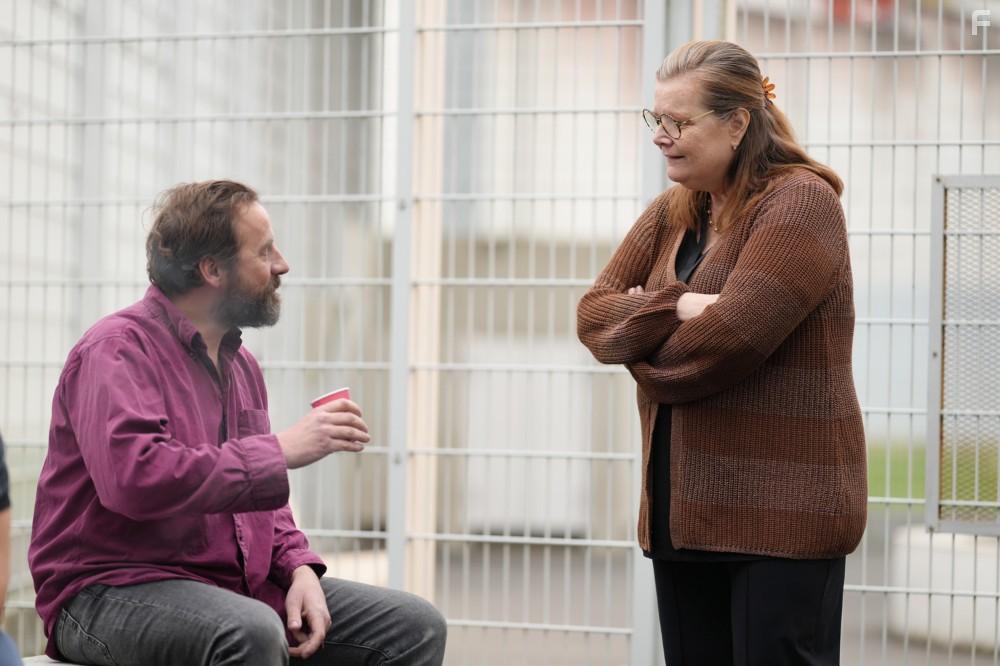 Fred Testot and Anne Benot in Je verrai toujours vos visages (2023)