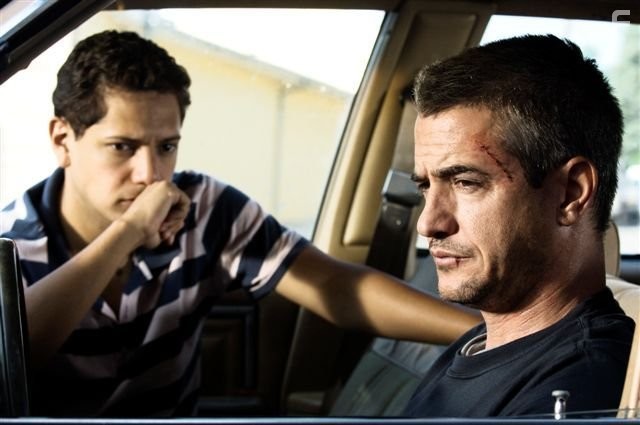 Dermot Mulroney and Cesar Ramos in До последнего вздоха (2010)