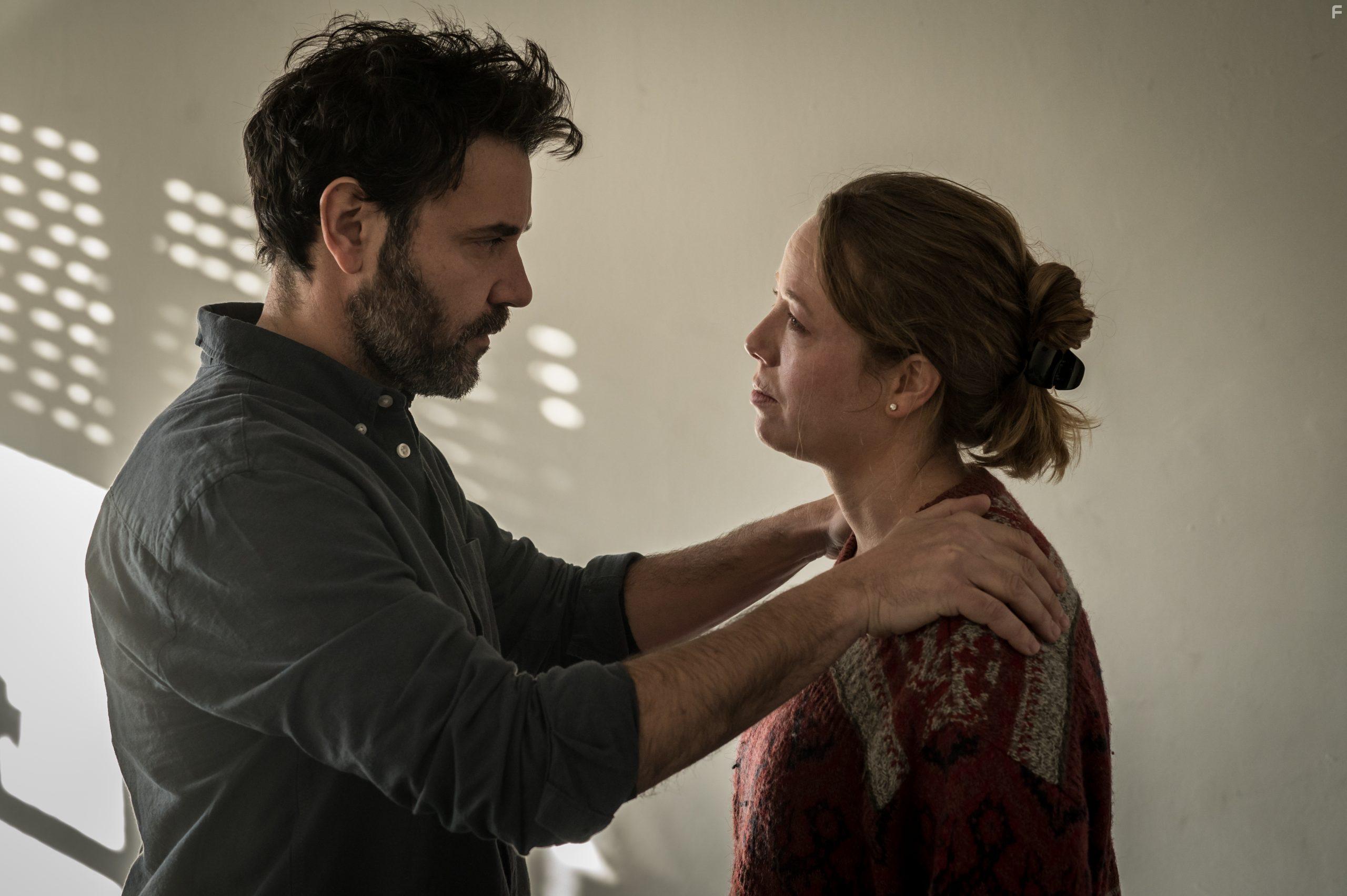 Miquel Fernndez and Ainhoa Santamara in Apagn (2022)