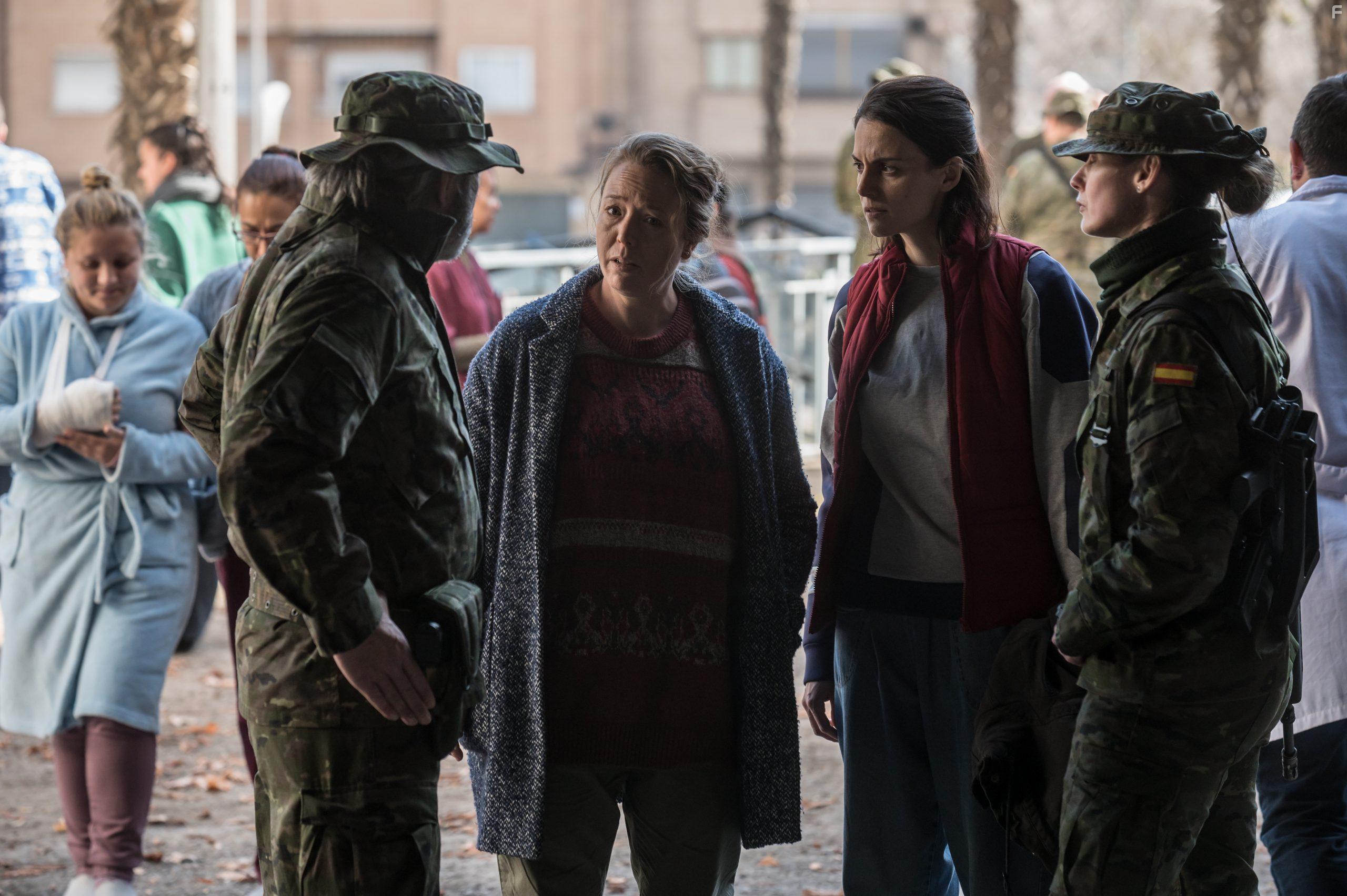 Ainhoa Santamara and Melina Matthews in Apagn (2022)