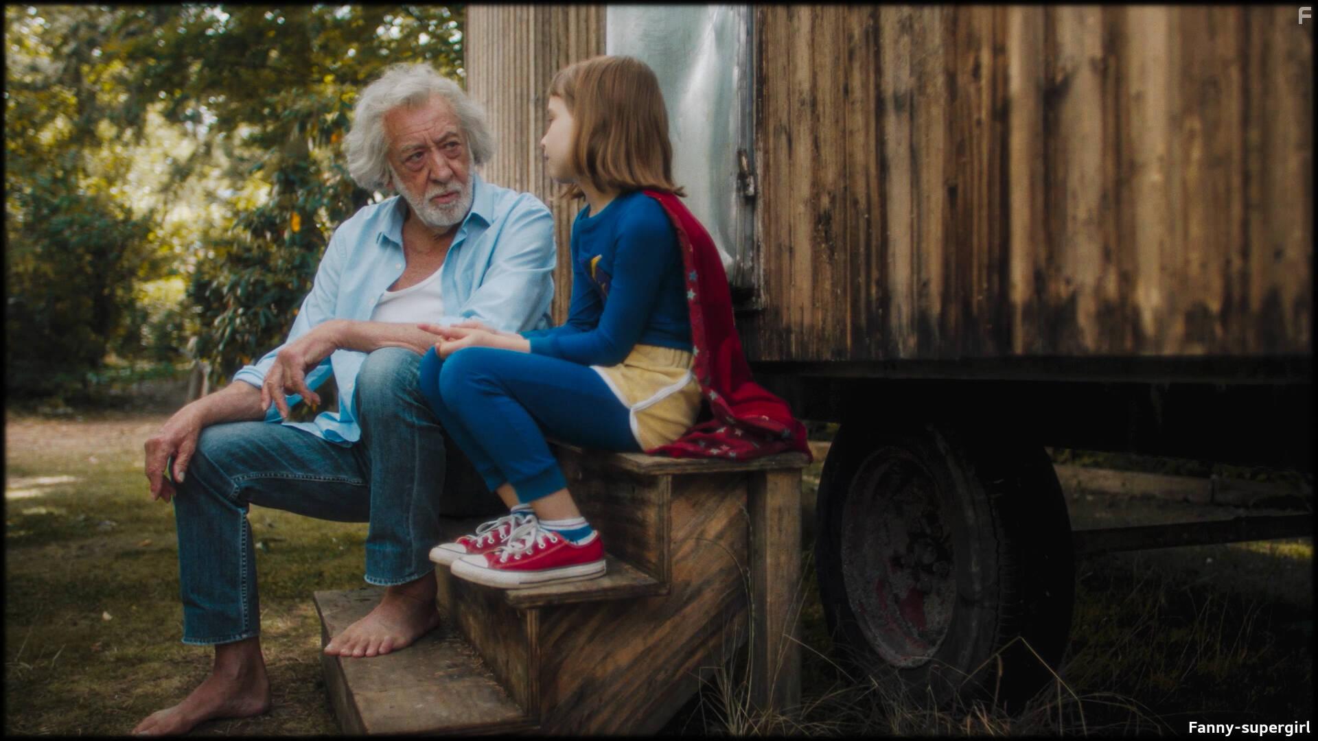 Dieter Hallervorden and Julia Kovacs in Oskar, das Schlitzohr und Fanny Supergirl (2022)