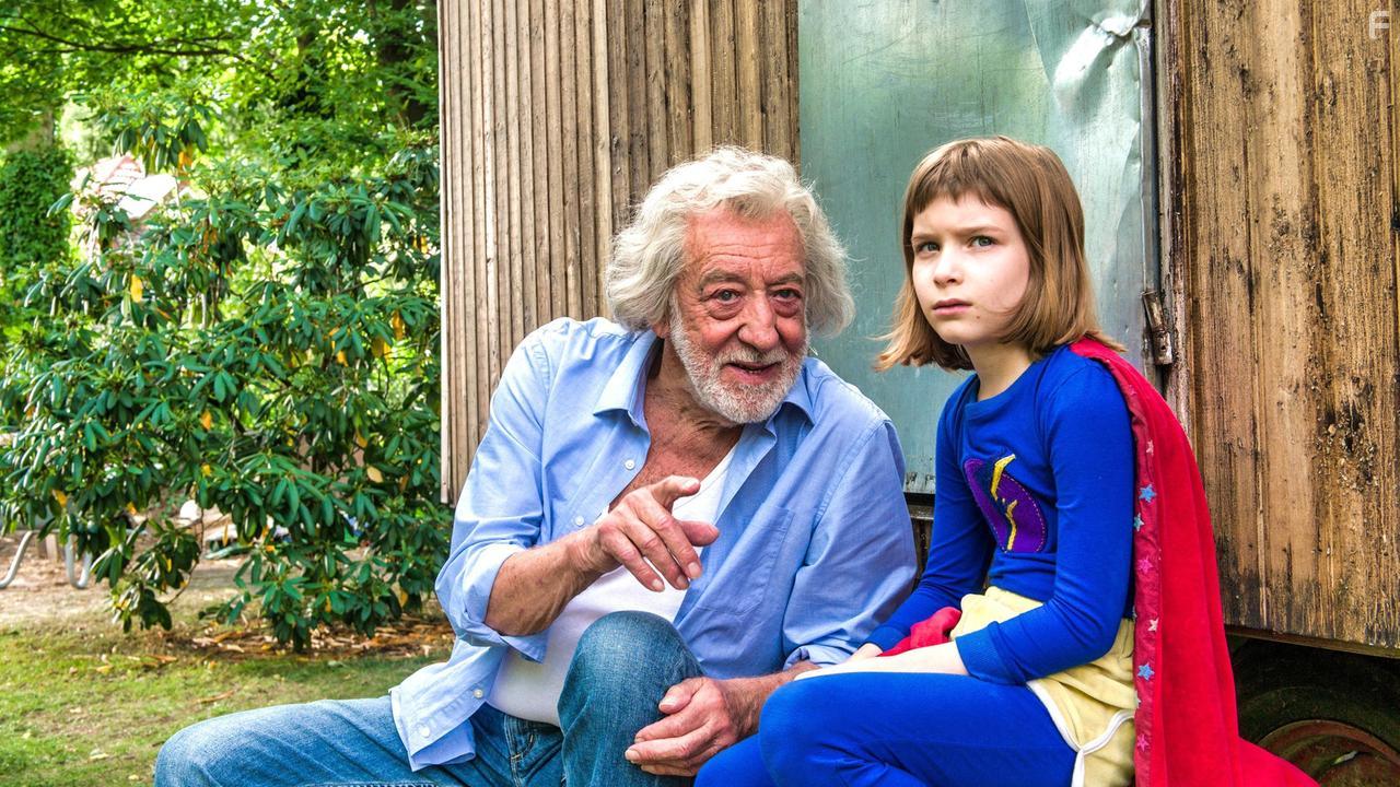 Dieter Hallervorden and Julia Kovacs in Oskar, das Schlitzohr und Fanny Supergirl (2022)