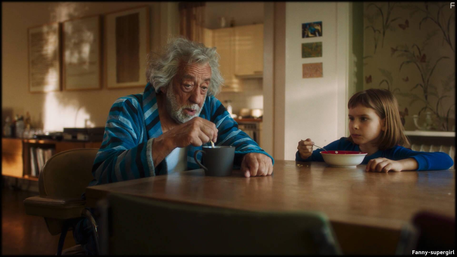 Dieter Hallervorden and Julia Kovacs in Oskar, das Schlitzohr und Fanny Supergirl (2022)