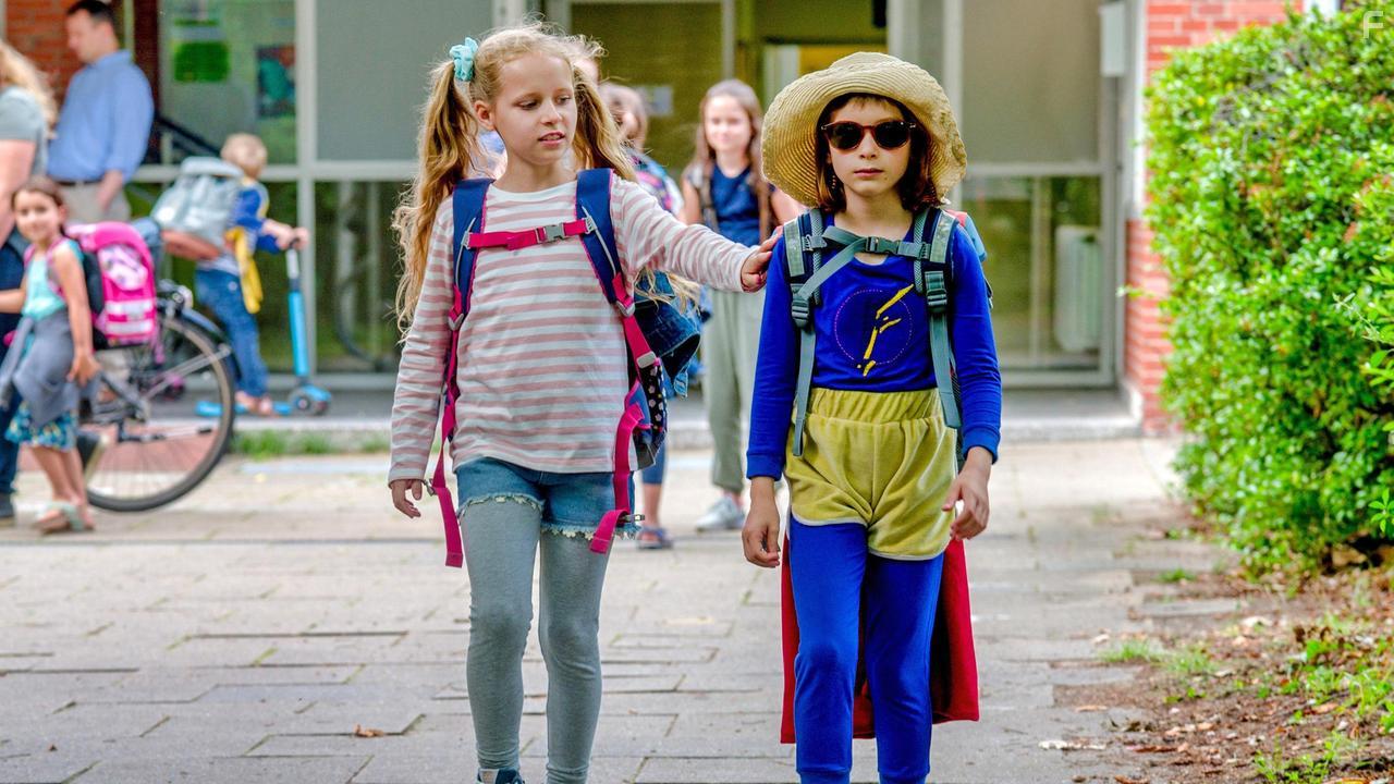 Anna Wittowsky and Julia Kovacs in Oskar, das Schlitzohr und Fanny Supergirl (2022)