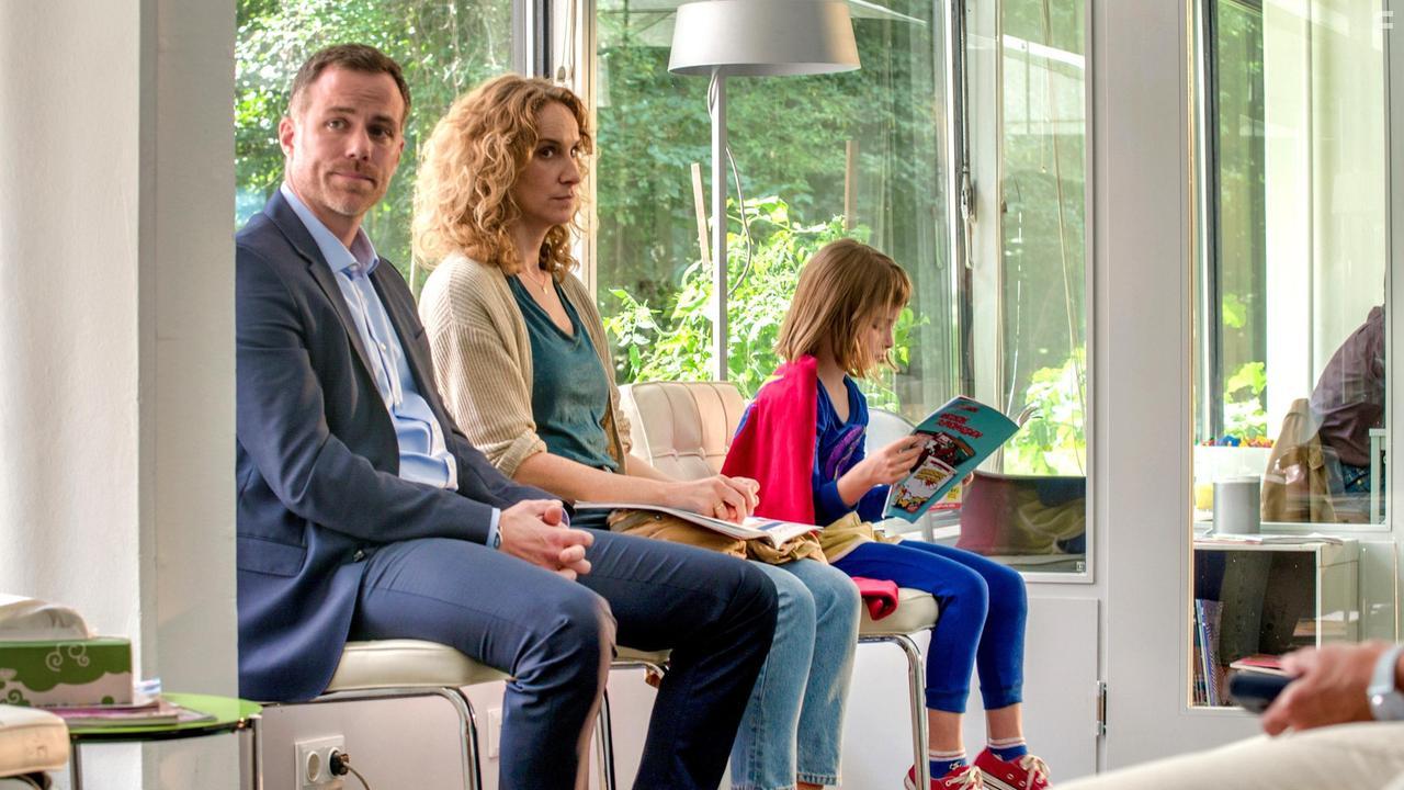 Bernhard Piesk, Chiara Schoras, and Julia Kovacs in Oskar, das Schlitzohr und Fanny Supergirl (2022)