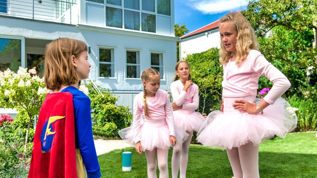 Elisabeth Lattner, Anna Wittowsky, Charlotte Hbner, and Julia Kovacs in Oskar, das Schlitzohr und Fanny Supergirl (2022)