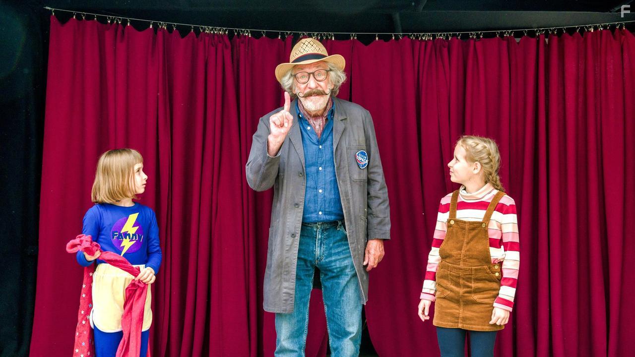 Dieter Hallervorden, Anna Wittowsky, and Julia Kovacs in Oskar, das Schlitzohr und Fanny Supergirl (2022)