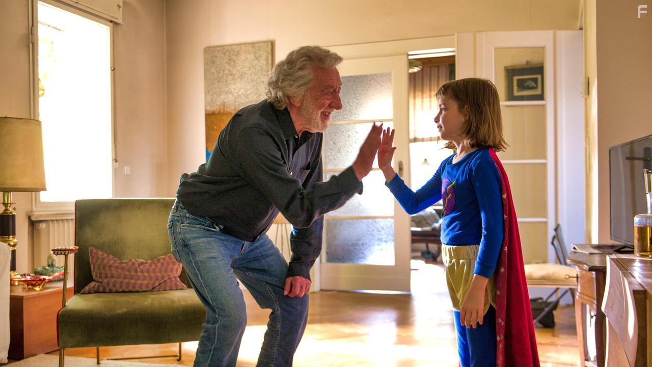 Dieter Hallervorden and Julia Kovacs in Oskar, das Schlitzohr und Fanny Supergirl (2022)