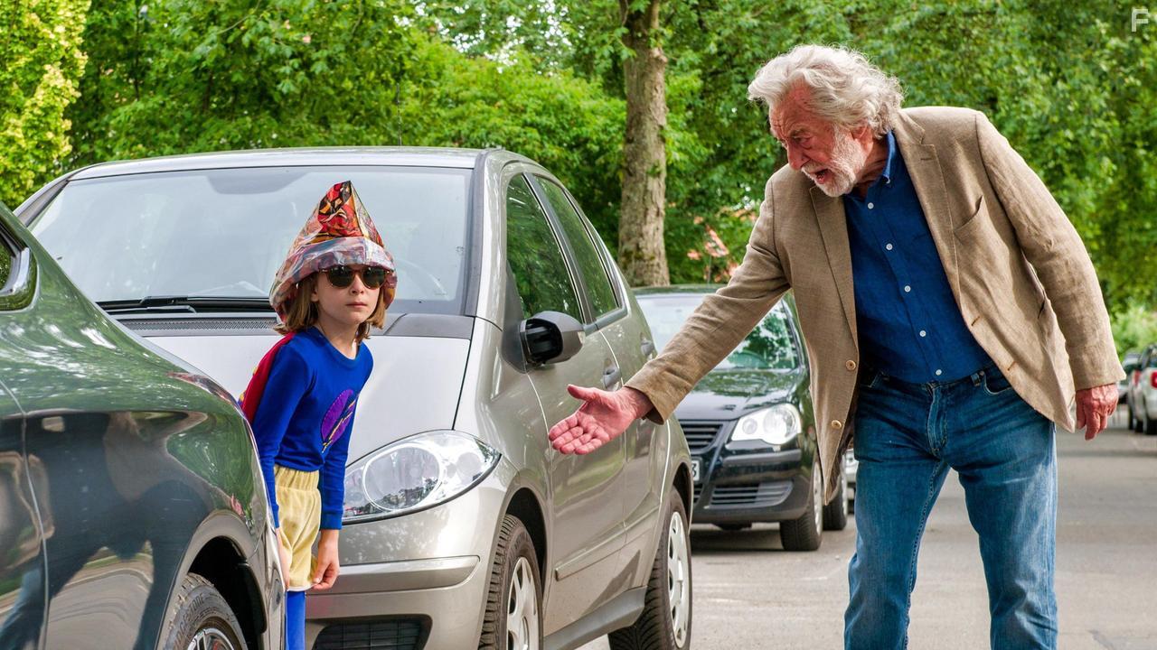 Dieter Hallervorden and Julia Kovacs in Oskar, das Schlitzohr und Fanny Supergirl (2022)