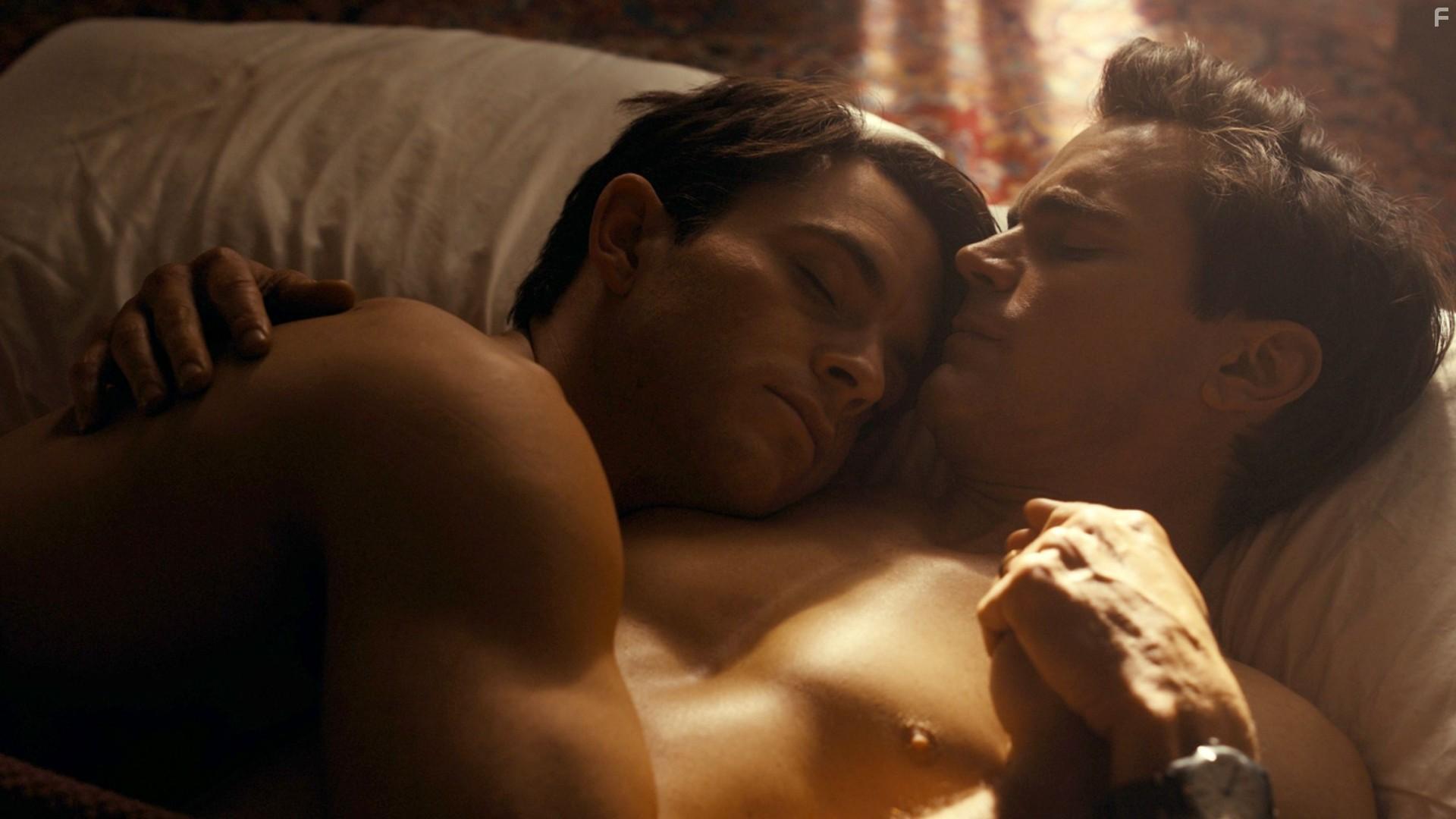 Jonathan Bailey and Matt Bomer in Fellow Travelers (2023)