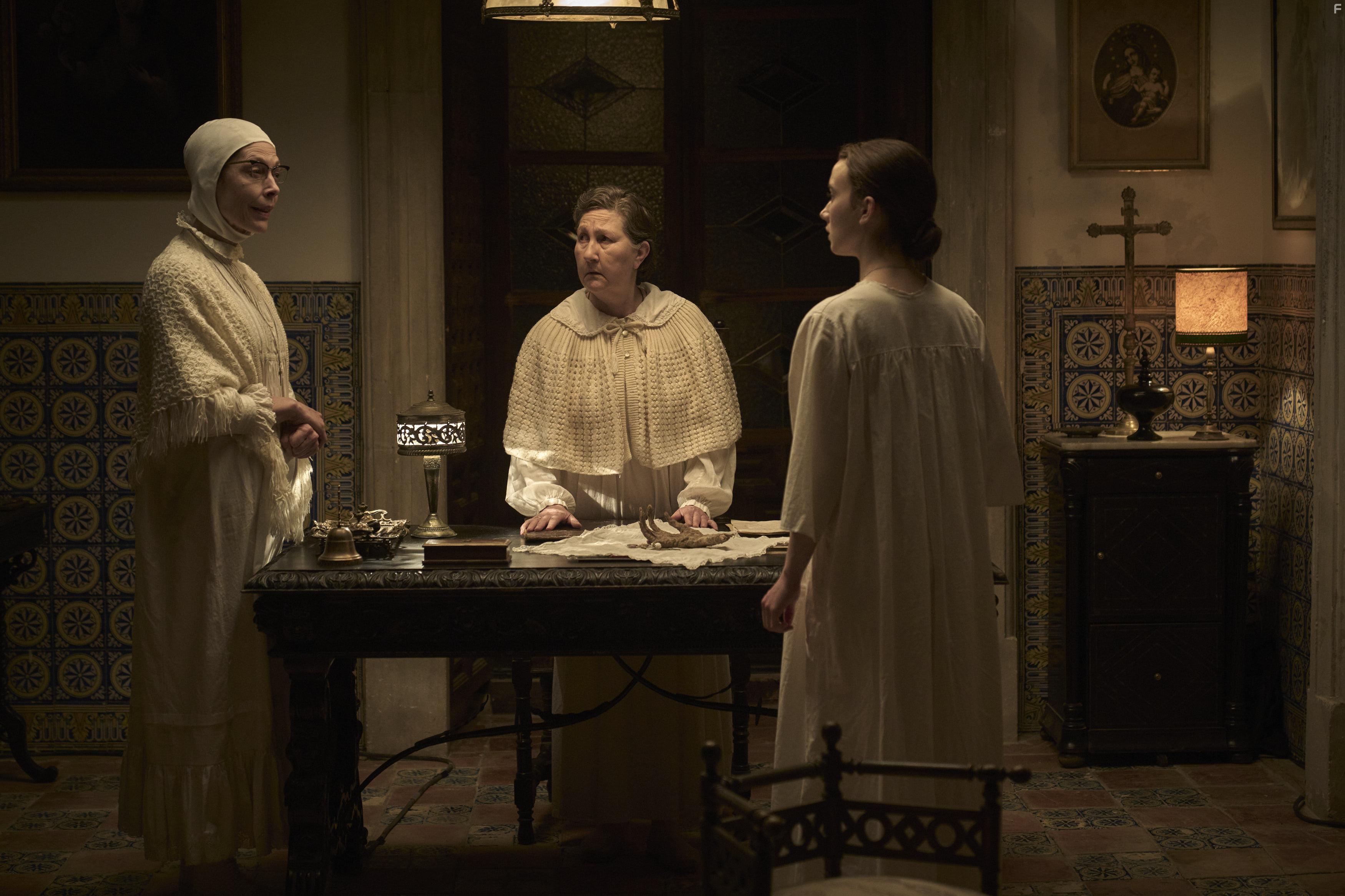 Luisa Merelas, Maru Valdivielso, and Aria Bedmar in Hermana muerte (2023)