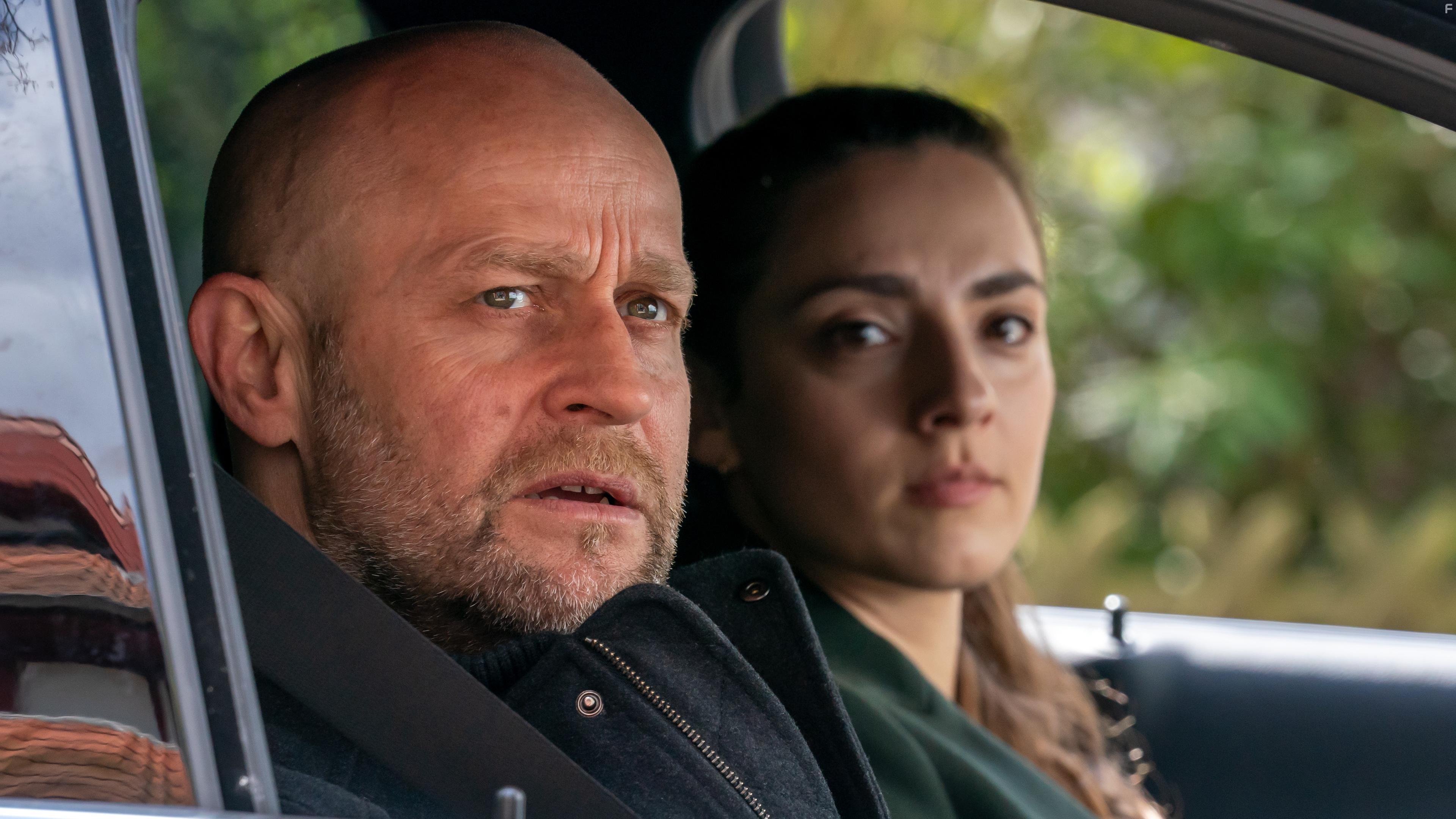 Jrgen Vogel and Seyneb Saleh in Jenseits der Spree (2021)