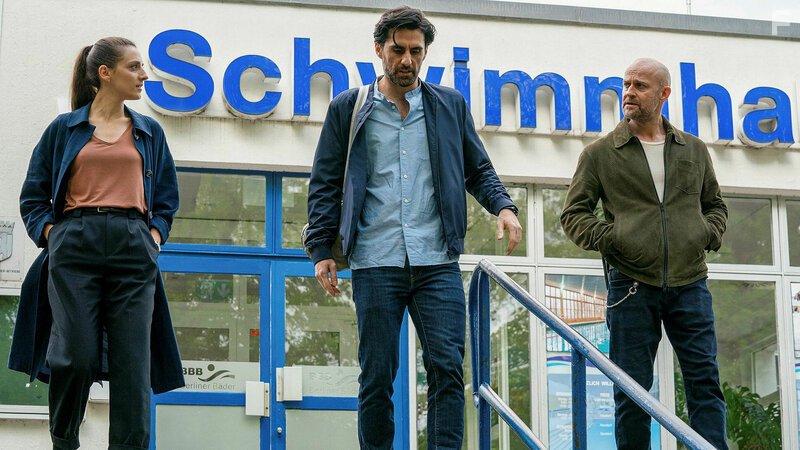 Jrgen Vogel, Murat Seven, and Seyneb Saleh in Jenseits der Spree (2021)