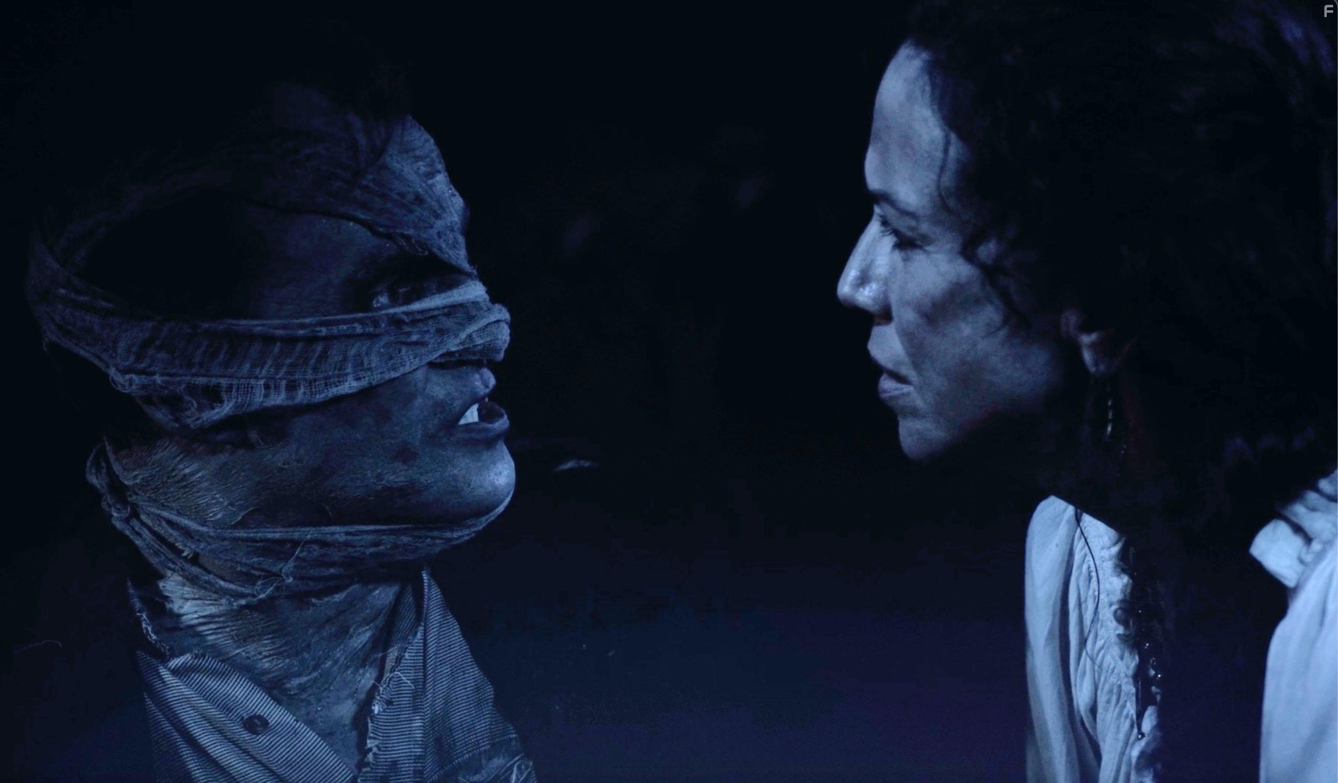 Gisbert Heuer and Arlette Del Toro in The Gravedigger (2019)