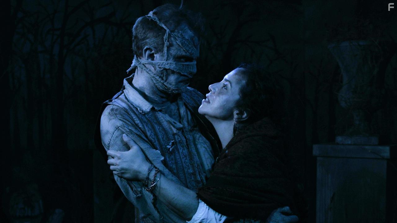 Gisbert Heuer and Arlette Del Toro in The Gravedigger (2019)