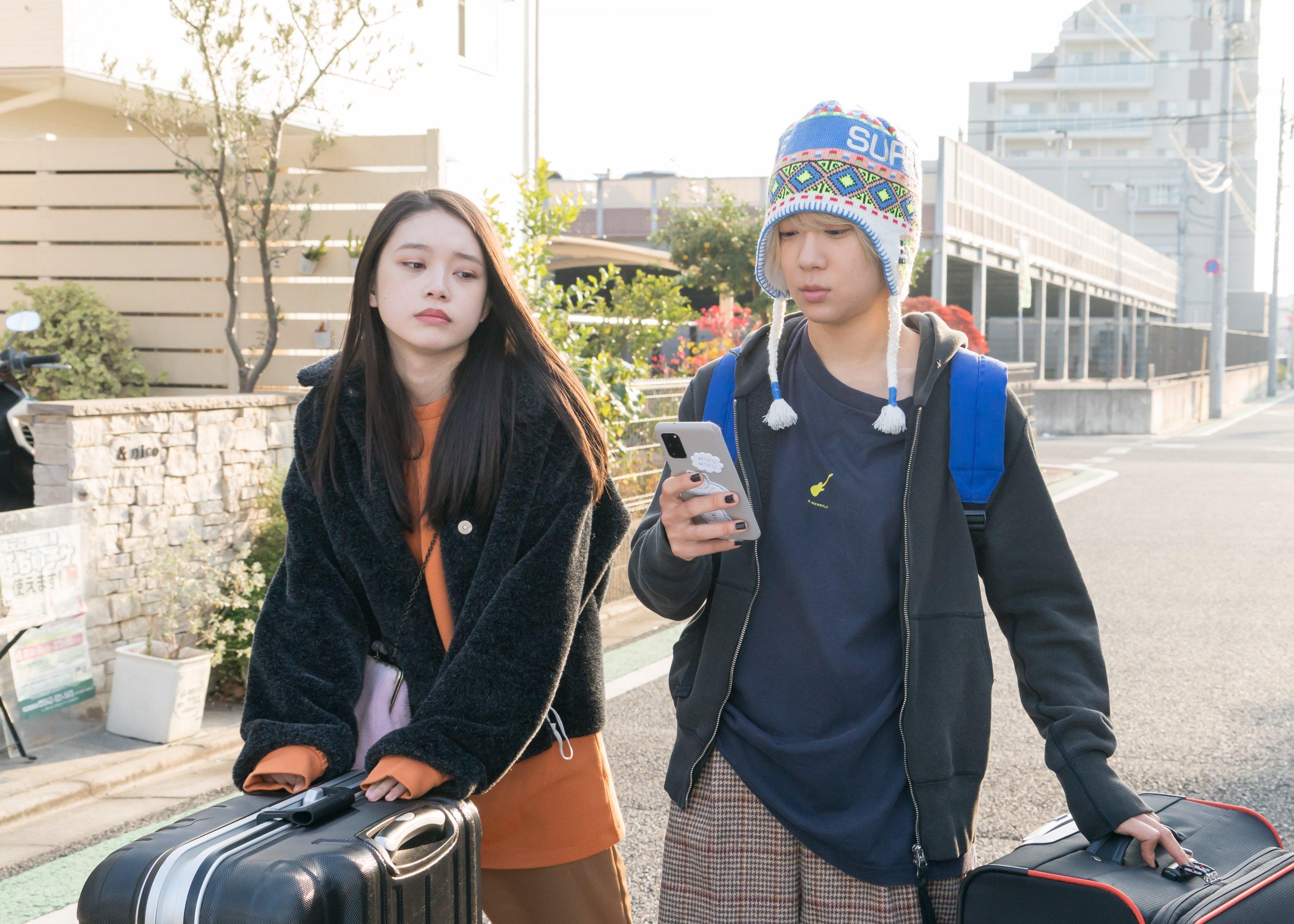 Akari Takaishi and Saori Izawa in Beib warukyre (2021)