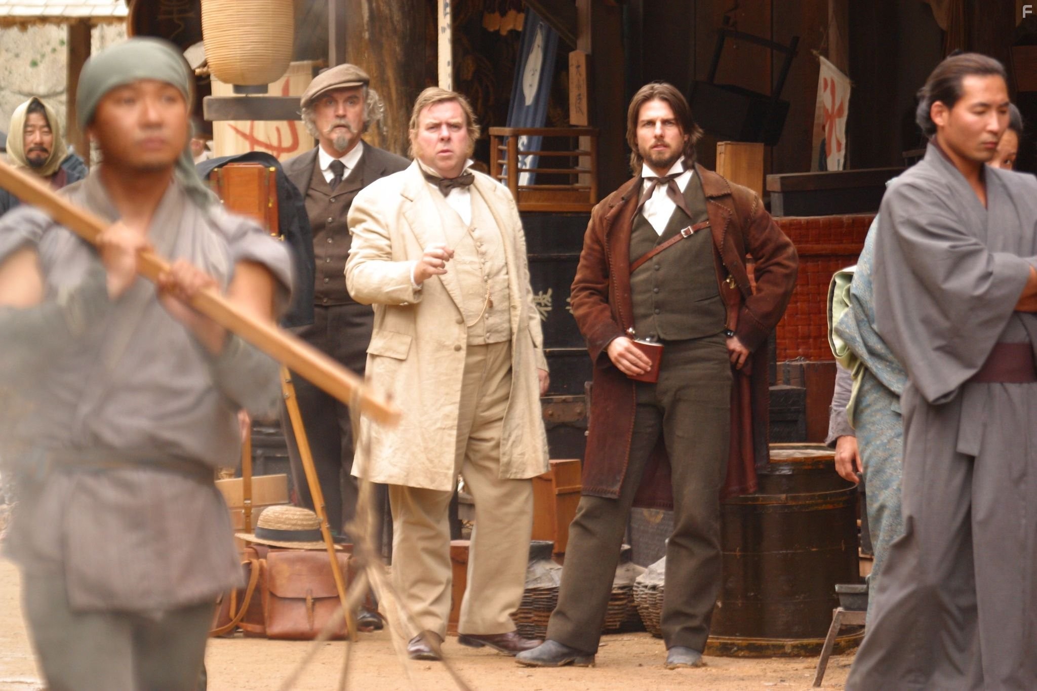 Tom Cruise and Timothy Spall in Последний самурай (2003)