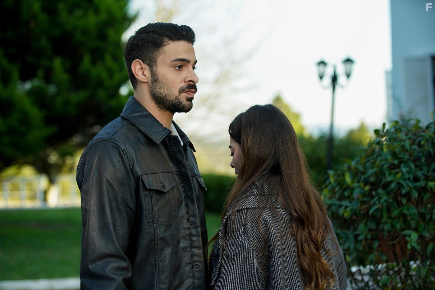 Halit zgr Sari and Simay Barlas in Yabani (2023)