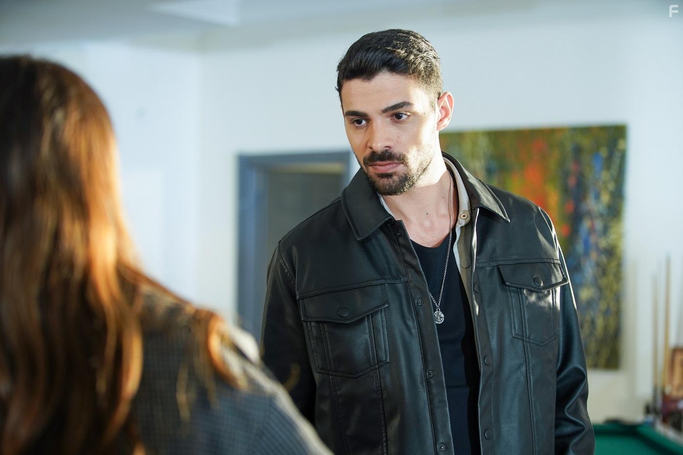 Halit zgr Sari in Yabani (2023)