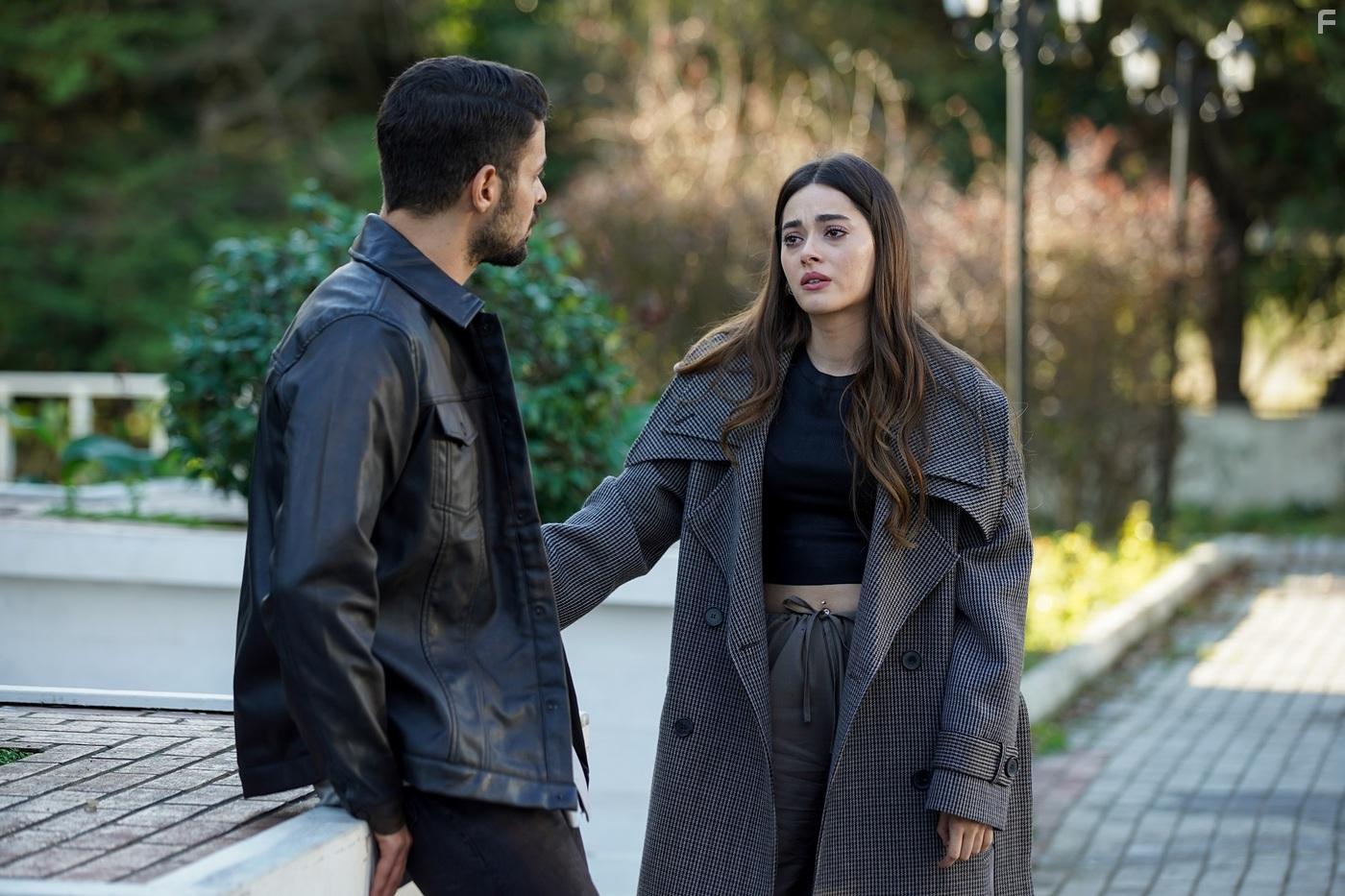 Halit zgr Sari and Simay Barlas in Yabani (2023)