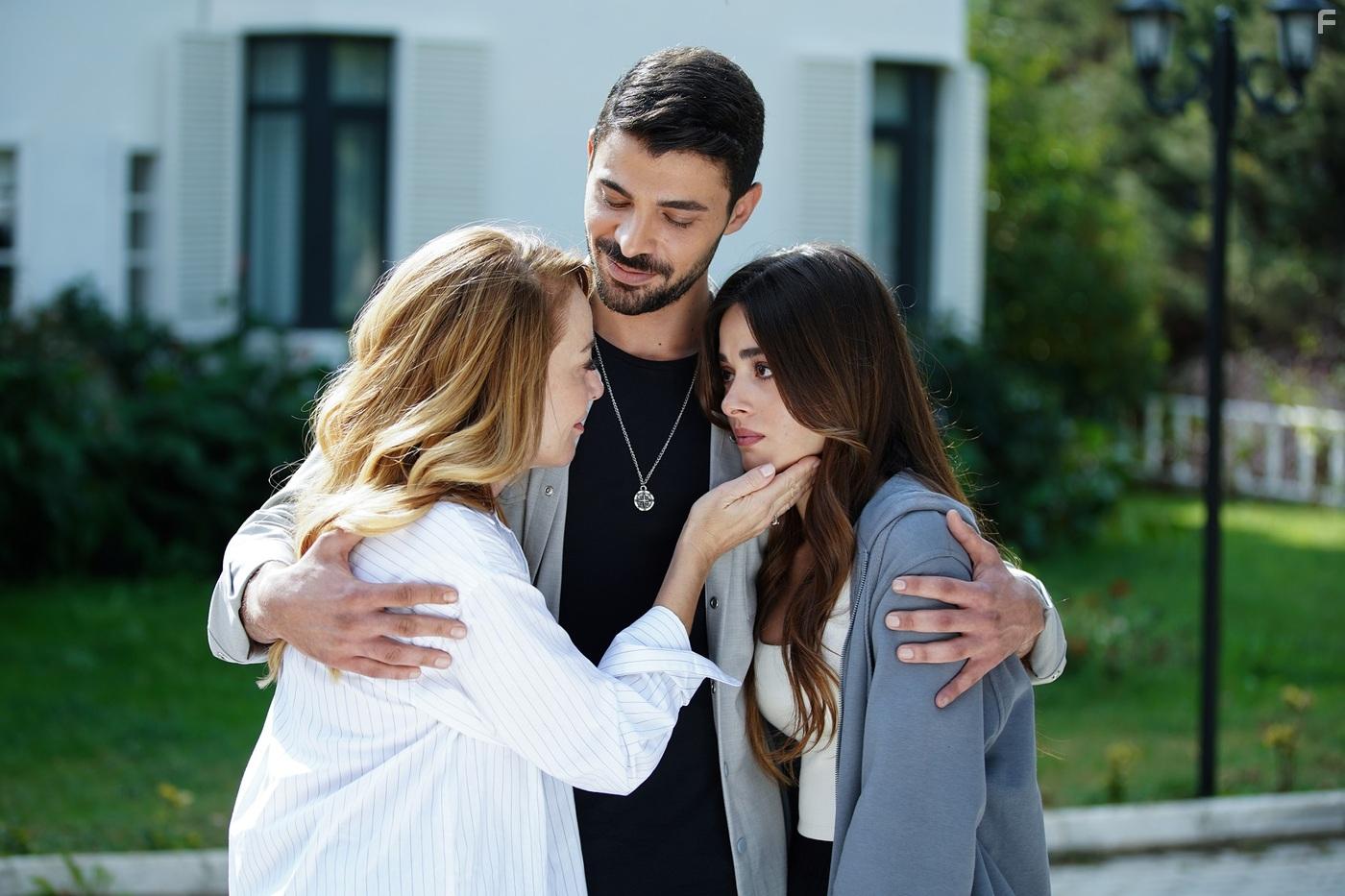 Halit zgr Sari, Dolunay Soysert, and Simay Barlas in Yabani (2023)