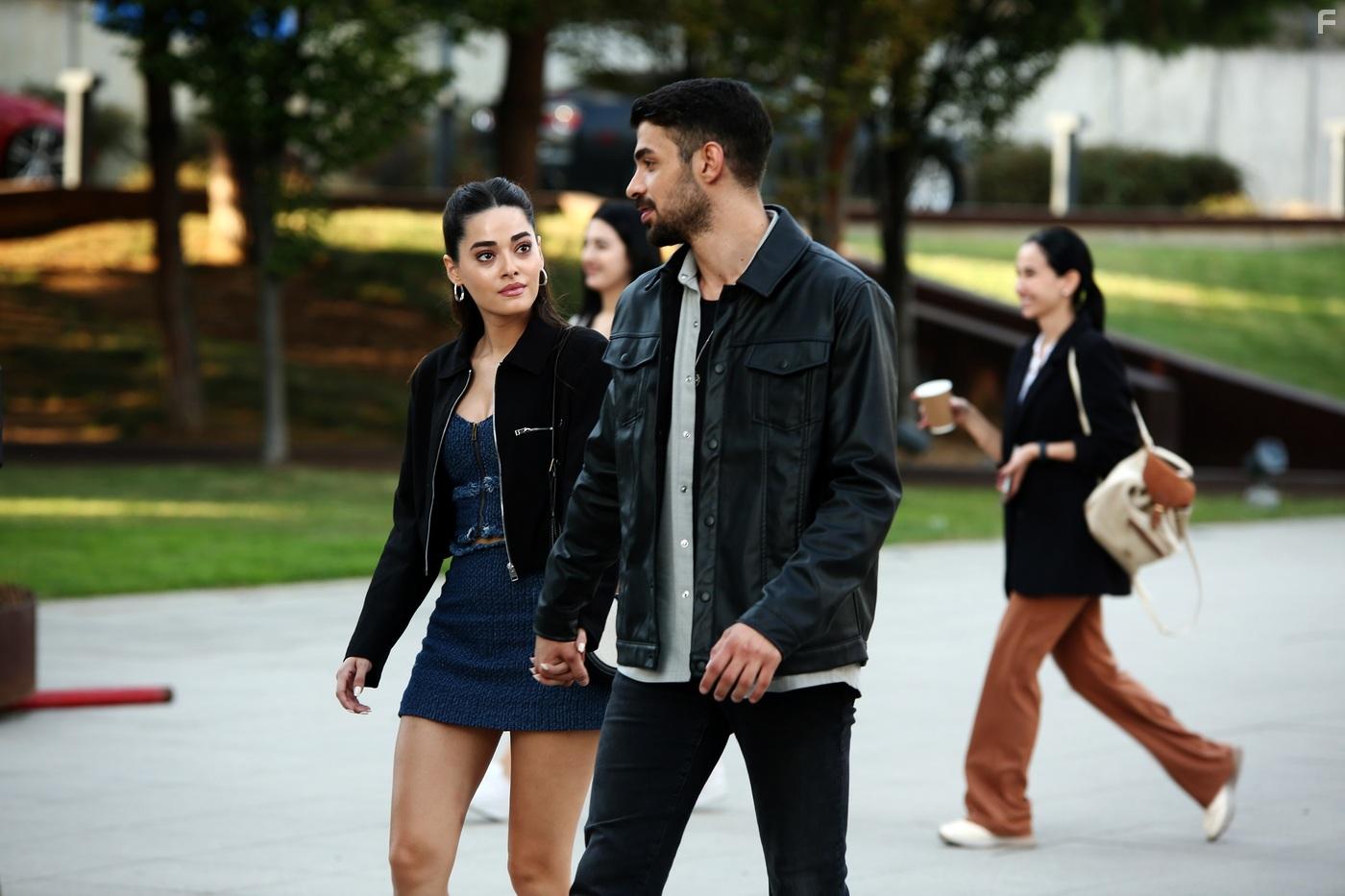 Halit zgr Sari and Simay Barlas in Yabani (2023)