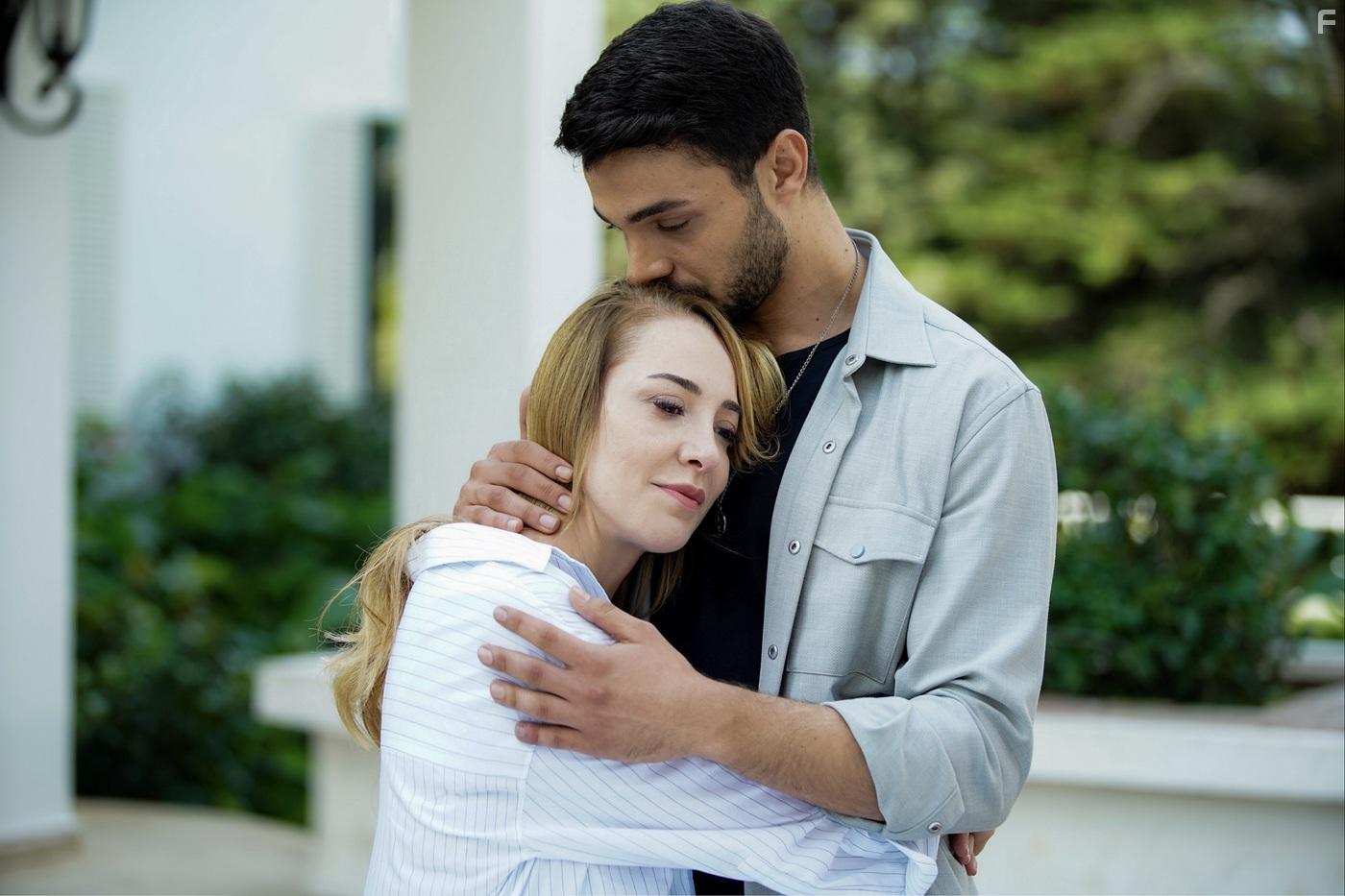 Halit zgr Sari and Dolunay Soysert in Yabani (2023)