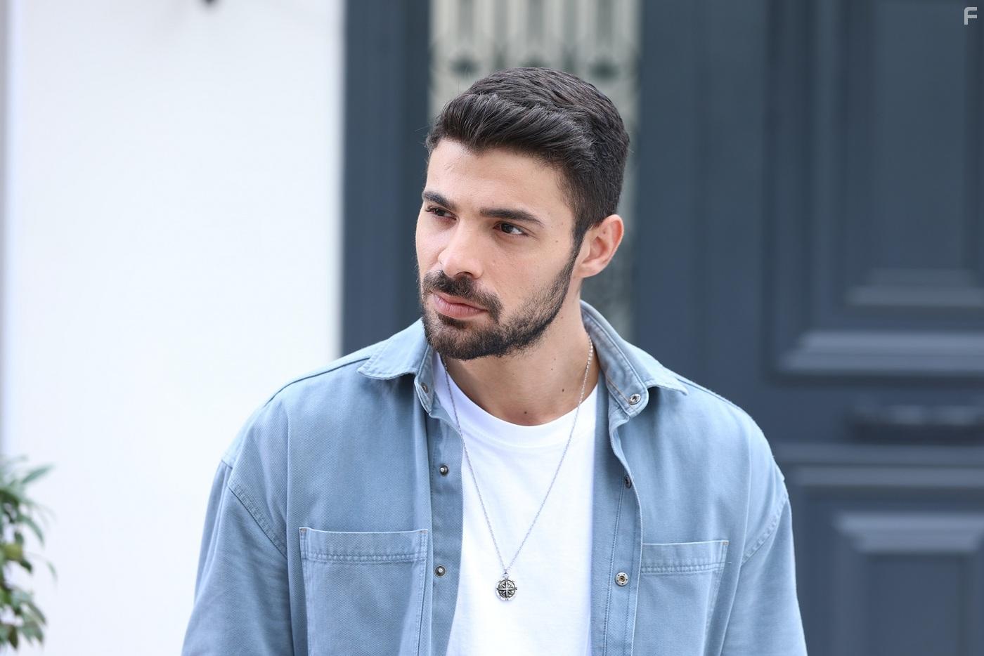 Halit zgr Sari in Yabani (2023)