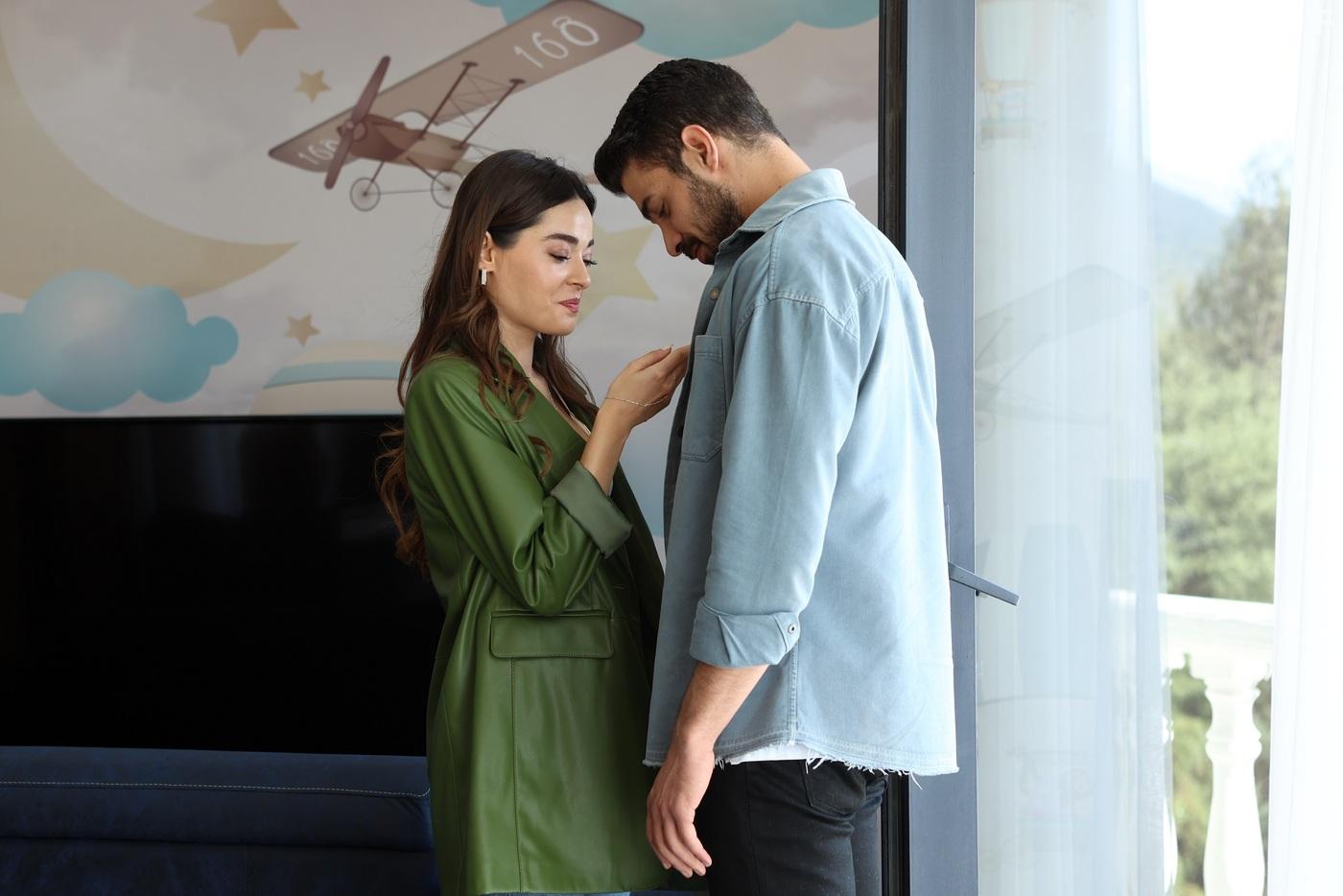 Halit zgr Sari and Simay Barlas in Yabani (2023)